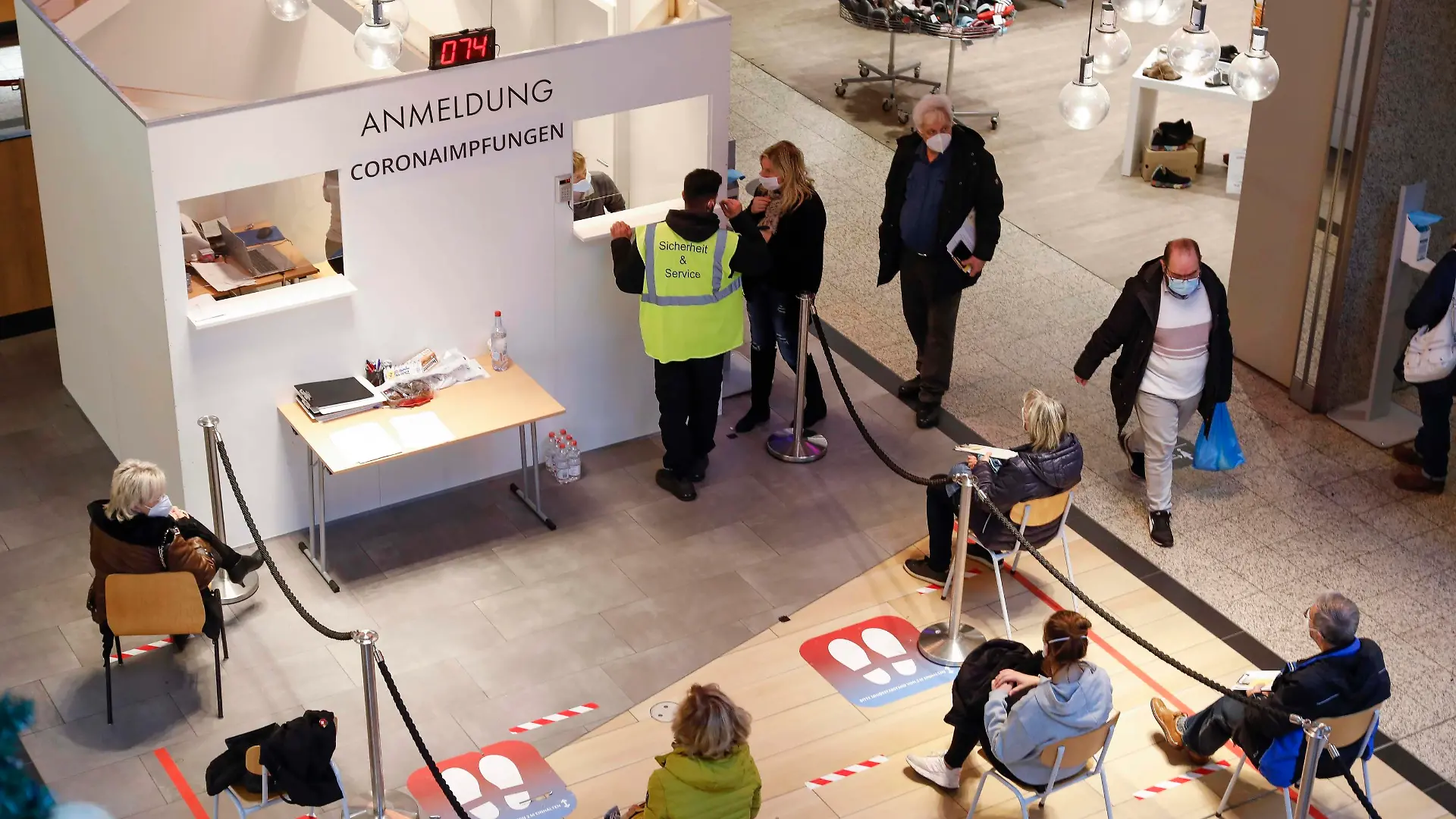  Impfstelle im Einkaufszentrum Berlin, 20.11.2021 -Impflinge warten an einer Impfstelle in einem Einkaufszentrum auf ihre Covid-19 Impfung gegen das Coronavirus. Booster Impfungen sind jetzt fuer Menschen ab 18 Jahren moeglich. Berlin Berlin Deutschland *** Vaccination site in shopping mall Berlin, 20 11 2021 Vaccinees wait at a vaccination site in a shopping mall for their Covid 19 vaccination against coronavirus Booster vaccinations are now available for people 18 years and older Berlin Berlin Germany