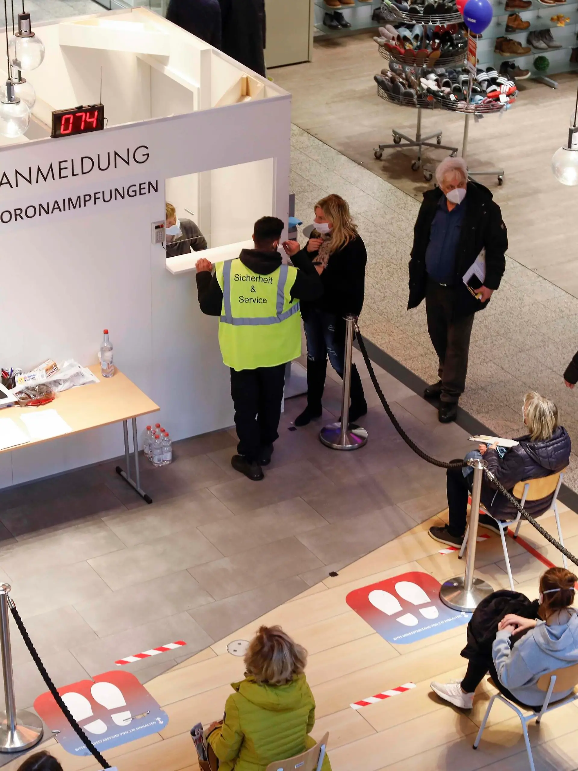  Impfstelle im Einkaufszentrum Berlin, 20.11.2021 -Impflinge warten an einer Impfstelle in einem Einkaufszentrum auf ihre Covid-19 Impfung gegen das Coronavirus. Booster Impfungen sind jetzt fuer Menschen ab 18 Jahren moeglich. Berlin Berlin Deutschland *** Vaccination site in shopping mall Berlin, 20 11 2021 Vaccinees wait at a vaccination site in a shopping mall for their Covid 19 vaccination against coronavirus Booster vaccinations are now available for people 18 years and older Berlin Berlin Germany
