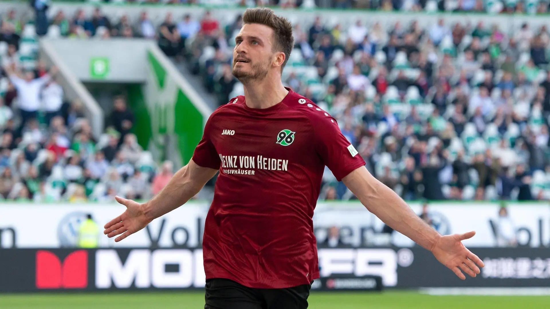 Wolfsburg, Deutschland 06.04.2019: 1. Bundesliga - 2018/2019 - VfL Wolfsburg vs. Hannover 96 Hendrik Weydandt (Hannover) jubelt nach seinem Tor zum 0:1 DFL regulations prohibit any use of photographs as image sequences and/or quasi-video. Fotos: EIBNER/Noah Wedel 1. Bundesliga - 2018/2019 - VfL Wolfsburg vs. Hannover 96 Wolfsburg *** Wolfsburg Germany 06 04 2019 1 Bundesliga 2018 2019 VfL Wolfsburg vs Hannover 96 Hendrik Weydandt Hannover cheers after his goal to 0 1 DFL regulations prohibit any use of photographs as image sequences and or quasi video Photos EIBNER Noah Wedel 1 Bundesliga 2018 2019 VfL Wolfsburg vs Hannover 96 Wolfsburg Copyright: xWedelx/Eibner-Pressefotox EP_nwl