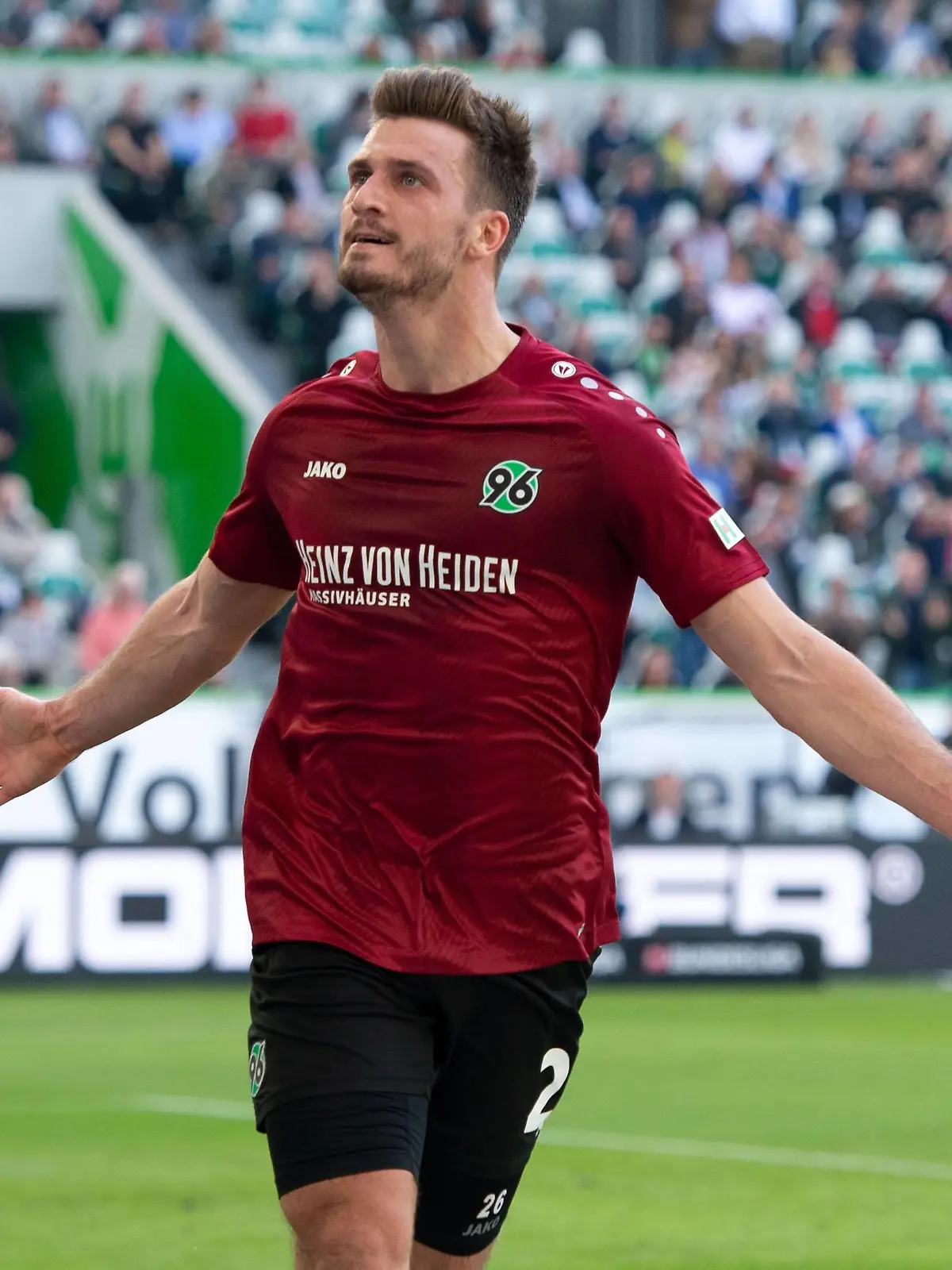 Wolfsburg, Deutschland 06.04.2019: 1. Bundesliga - 2018/2019 - VfL Wolfsburg vs. Hannover 96 Hendrik Weydandt (Hannover) jubelt nach seinem Tor zum 0:1 DFL regulations prohibit any use of photographs as image sequences and/or quasi-video. Fotos: EIBNER/Noah Wedel 1. Bundesliga - 2018/2019 - VfL Wolfsburg vs. Hannover 96 Wolfsburg *** Wolfsburg Germany 06 04 2019 1 Bundesliga 2018 2019 VfL Wolfsburg vs Hannover 96 Hendrik Weydandt Hannover cheers after his goal to 0 1 DFL regulations prohibit any use of photographs as image sequences and or quasi video Photos EIBNER Noah Wedel 1 Bundesliga 2018 2019 VfL Wolfsburg vs Hannover 96 Wolfsburg Copyright: xWedelx/Eibner-Pressefotox EP_nwl  