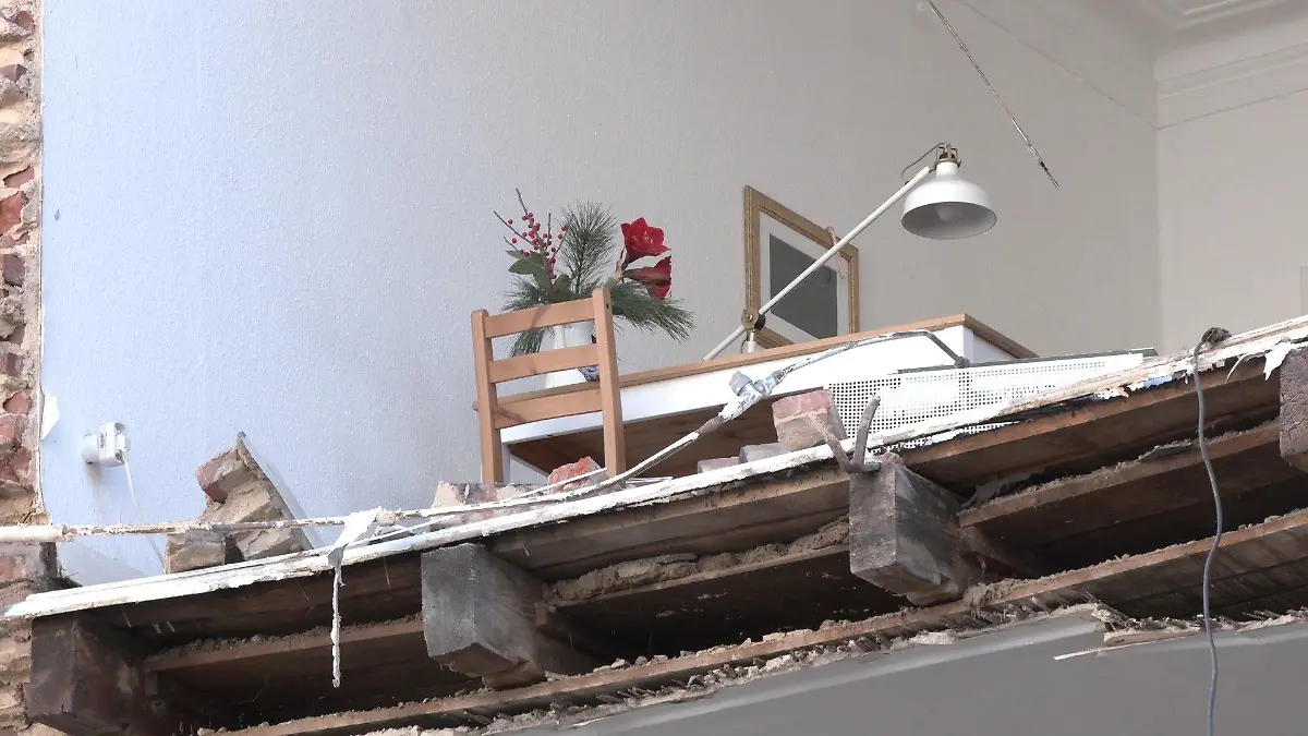 Die Häuserwand ist weg, aber der Weihnachtsschmuck bleibt unversehrt.