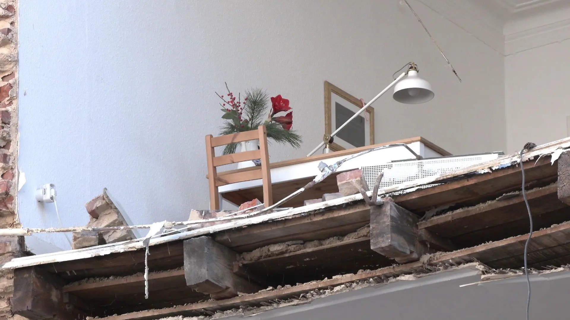 Die Häuserwand ist weg, aber der Weihnachtsschmuck bleibt unversehrt.