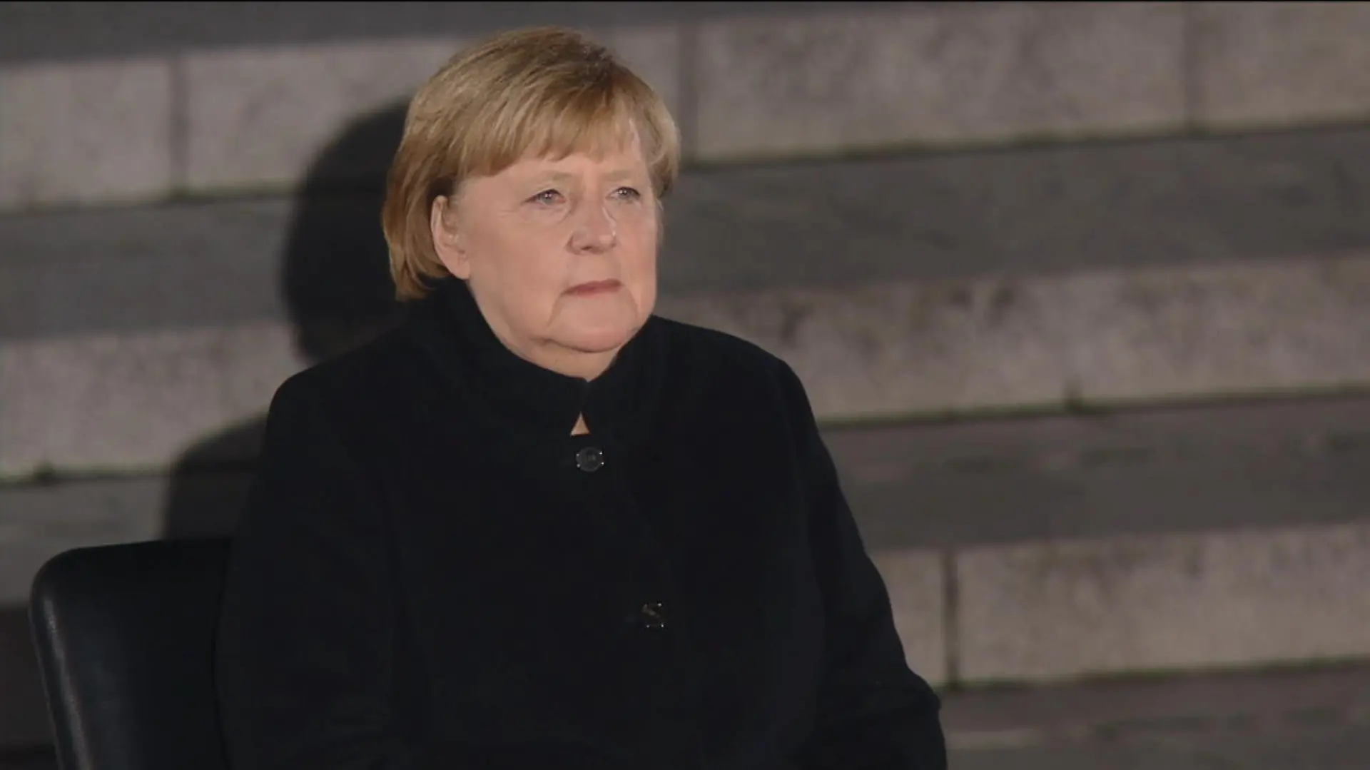 Beim Großen Zapfenstreich der Bundeswehr bekommt Angela Merkel feuchte Augen.