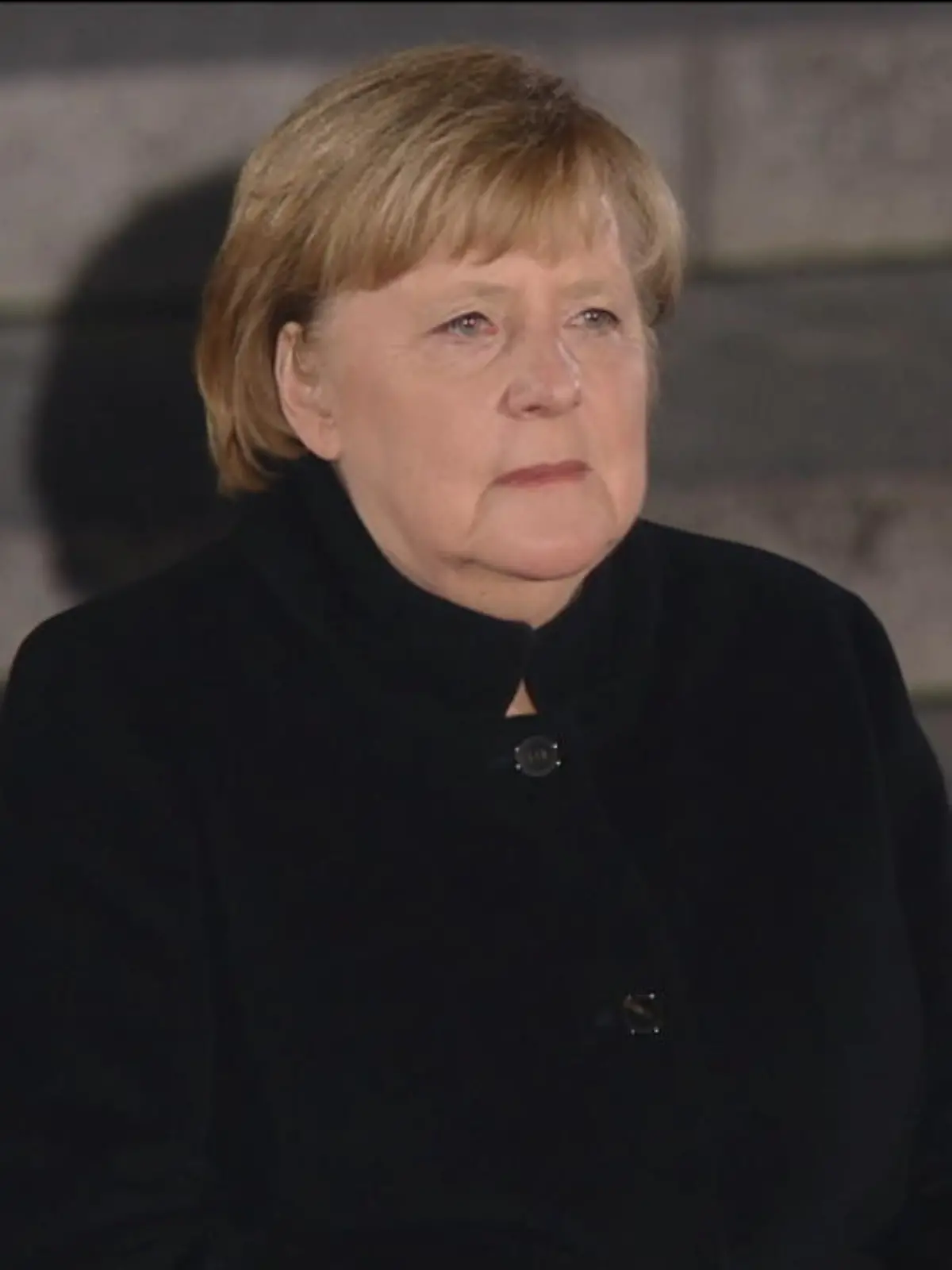 Beim Großen Zapfenstreich der Bundeswehr bekommt Angela Merkel feuchte Augen.
