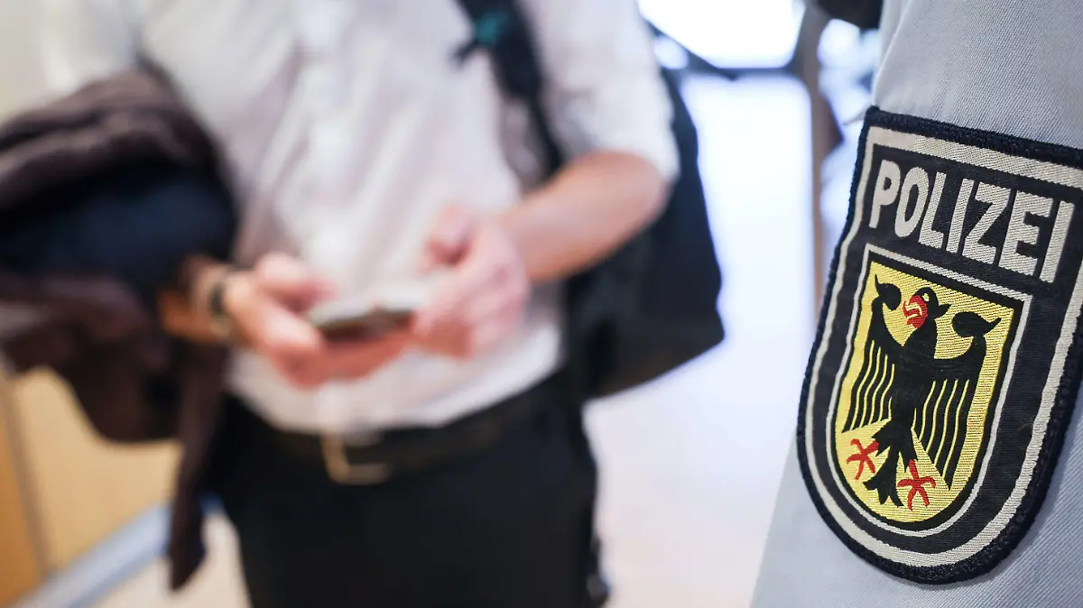 Beamte der Bundespolizei kontrollieren im Terminal 1 des Flughafen Hamburg Passagiere eines ankommenden Flugzeugs aus Zürich. Seit Ende März müssen alle aus dem Ausland einreisenden Fluggäste einen negativen Corona-Test nachweisen können. Die Bundespolizei am Hamburger Flughafen kontrolliert die Passagiere und zieht eine positive Bilanz.