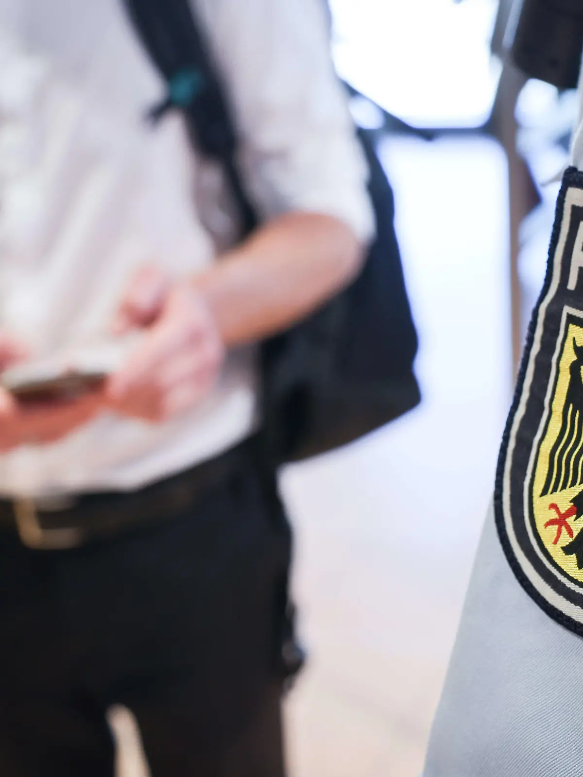 Beamte der Bundespolizei kontrollieren im Terminal 1 des Flughafen Hamburg Passagiere eines ankommenden Flugzeugs aus Zürich. Seit Ende März müssen alle aus dem Ausland einreisenden Fluggäste einen negativen Corona-Test nachweisen können. Die Bundespolizei am Hamburger Flughafen kontrolliert die Passagiere und zieht eine positive Bilanz.