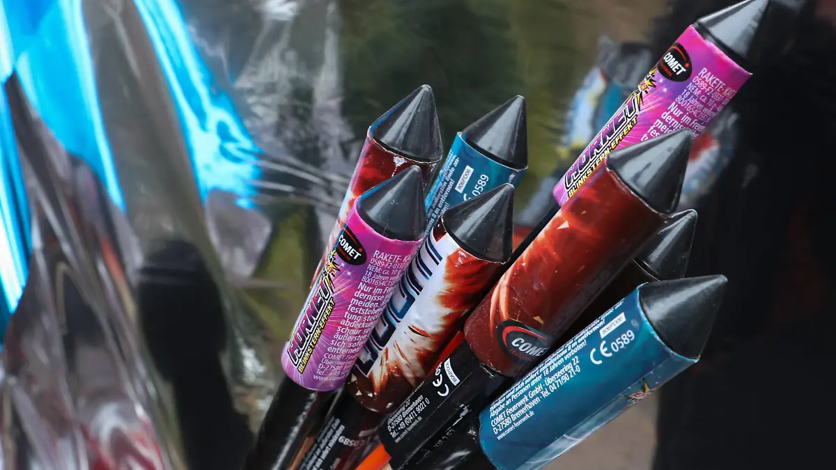 Hannover, Ab 28.12.2018 beginnt der Verkauf von Silvesterfeuerwerk, Symbolfoto,Feuerwerkskörper, Silvester, Feuerwerk, Rakete, Silvesterrakete, , *** Hanover From 28 12 2018 the sale of New Years Eve fireworks Symbolfoto fireworks New Years Eve fireworks fireworks rocket New Years Eve rocket starts