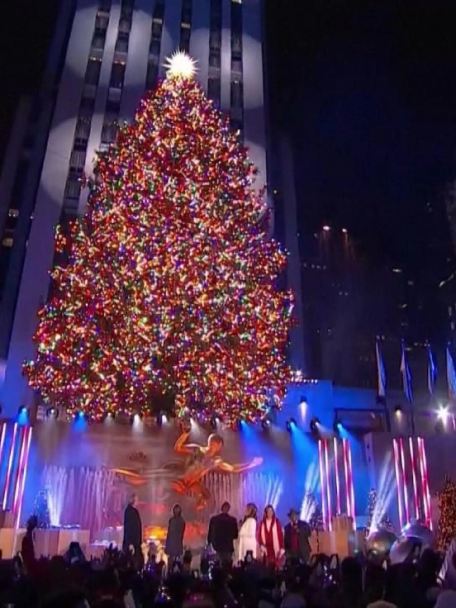 Zum 89. Mal und wieder mit großer Show ist am New Yorker Rockefeller Center der riesige, bunte Weihnachtsbaum illuminiert worden. Für Millionen Amerikaner der Startschuss in die Adventszeit.