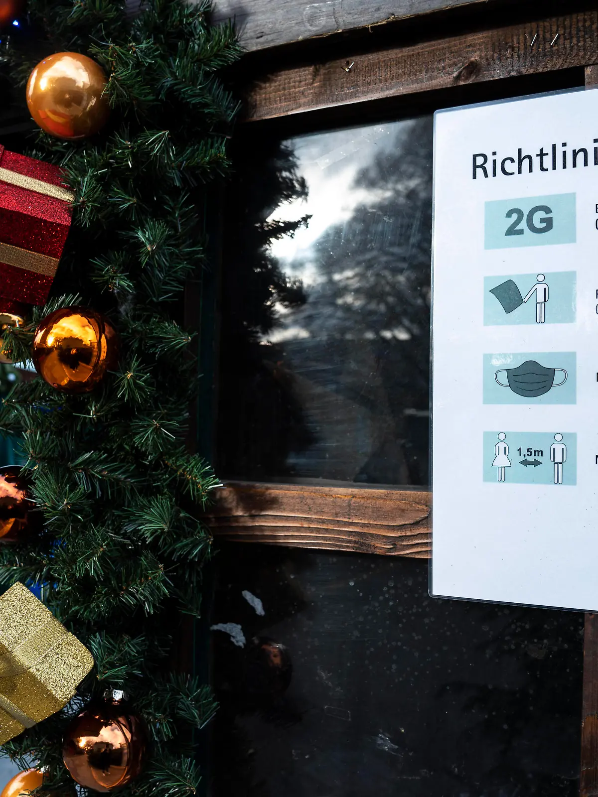  Symbolbild geschlossene Weihnachtsmaerkte auf Grund der steigenden Infektionszahlen im Rahmen der Corona Pandemie Symbolfoto Hinweisschild zu 2G Richtlinien und Hygienemassnahmen auf einem Weihnachtsmaerkte auf Grund der aktuell steigenden Infektionszahlen der Corona Pandemie werden die Hygienemassnahmen auf Weihnachtsmaerkten immer strenger geregelt Deutschland *** Symbol picture closed Christmas markets due to the rising infection numbers of the Corona pandemic Symbol photo Sign to 2G guidelines and hygiene measures on a Christmas market due to the current rising infection numbers of the Corona pandemic the hygiene measures on Christmas markets are regulated ever more strictly Germany