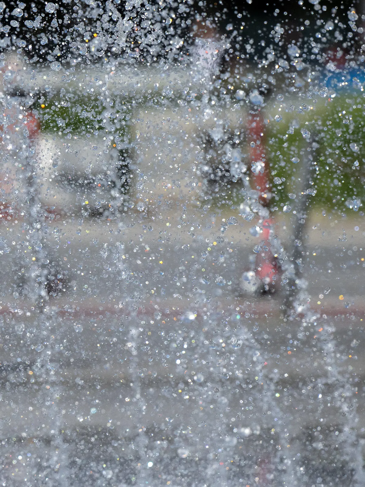 31.05.2023, Bayern, München: Zwei Frauen sitzen in der Innenstadt an einem Springbrunnen in der Sone. Auch in den kommenden Tagen läd das sonnige Wetter zu Erfrischungen in Brunnen ein. Foto: Sven Hoppe/dpa +++ dpa-Bildfunk +++