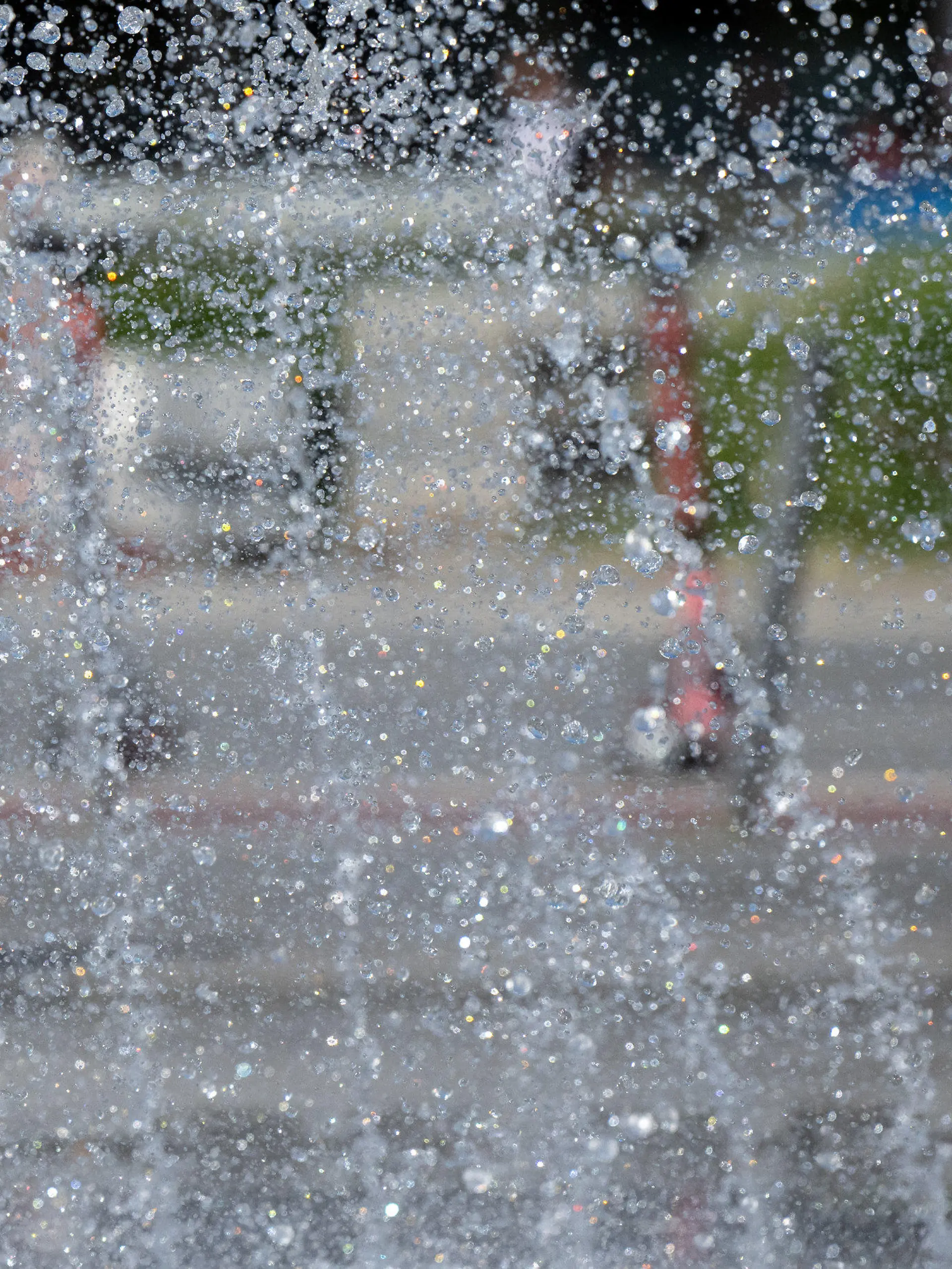 31.05.2023, Bayern, München: Zwei Frauen sitzen in der Innenstadt an einem Springbrunnen in der Sone. Auch in den kommenden Tagen läd das sonnige Wetter zu Erfrischungen in Brunnen ein. Foto: Sven Hoppe/dpa +++ dpa-Bildfunk +++