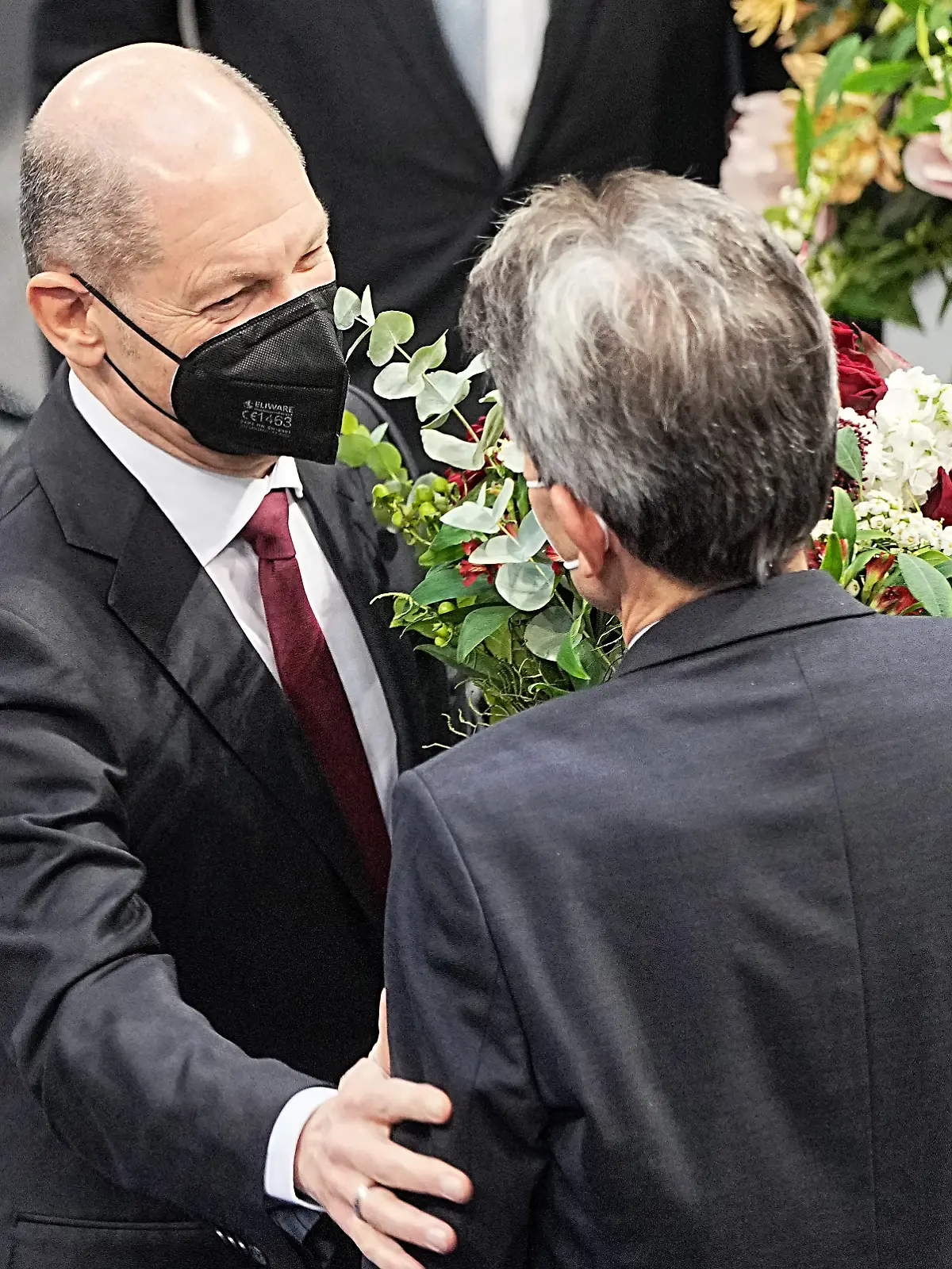Rolf Mützenich (r), Vorsitzender der SPD-Bundestagsfraktion, gratuliert Olaf Scholz (SPD) nach seiner Wahl zum Bundeskanzler. Im Bundestag findet die Wahl und Vereidigung von Scholz zum Bundeskanzler und die Vereidigung der Bundesministerinnen und -minister der neuen rot-grün-gelben Bundesregierung statt. Scholz führt damit die erste Ampelkoalition aus SPD, Grünen und FDP auf Bundesebene an.