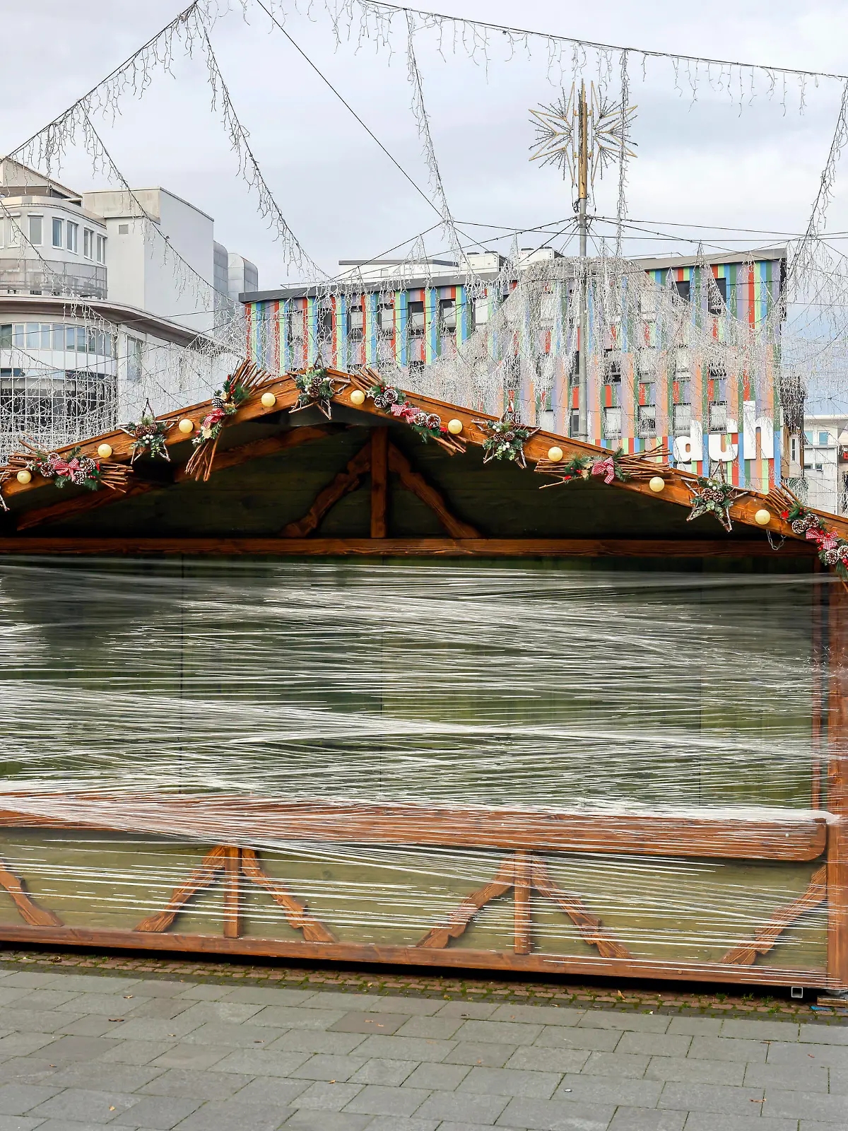  Essen, Ruhrgebiet, Nordrhein-Westfalen, Deutschland - Essener Innenstadt in Zeiten der Coronakrise beim zweiten Teil Lockdown, der traditionelle Weihnachtsmarkt bleibt im Coronajahr geschlossen, nur vereinzelt stehen Buden hier auf dem Kennedyplatz. Essen Nordrhein-Westfalen Deutschland *** Essen, Ruhr area, North Rhine-Westphalia, Germany Essen city centre in times of the corona crisis at the second part lockdown, the traditional Christmas market remains closed in the corona year, only occasionally there are stalls here on Kennedyplatz Essen North Rhine-Westphalia Germany