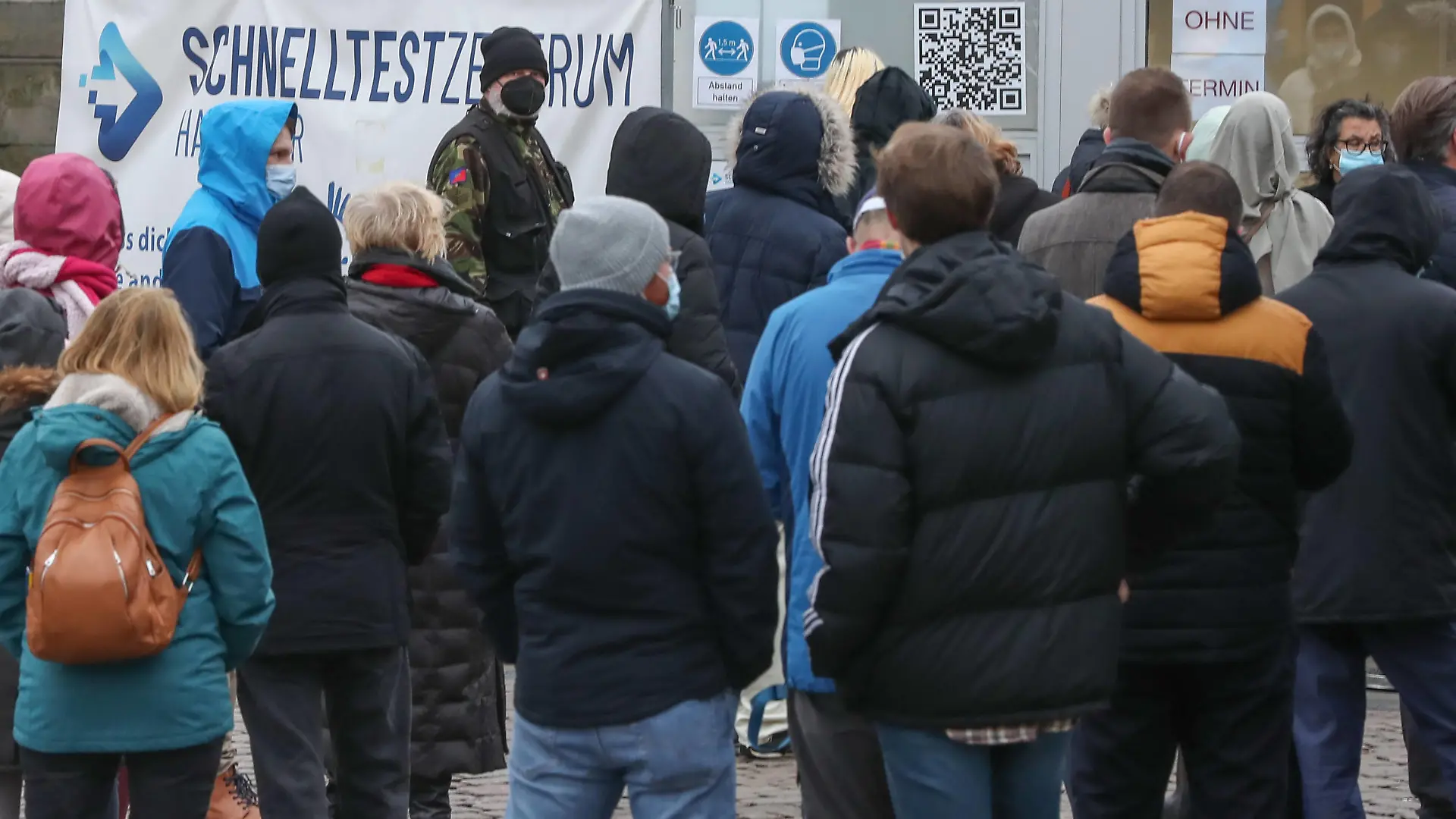 Niedersachsen, Hannover, Ab dem heutigen Mittwoch 1. Dezember gilt in der Region Hannover die Corona-Warnstufe 2. Selbst Geimpfte und Genesene benötigen fast überall zusätzlich einen negativen Test. 2G-Plus,lange Schlangen vor den Corona Testzentren, Schnelltestzentrum vor der Oper, *** Lower Saxony, Hanover, As of today, Wednesday 1 December, the Corona warning level 2 applies in the Hanover region Even vaccinated and recovered people need almost everywhere additionally a negative test 2G Plus,long queues in front of the Corona test centres, rapid test centre in front of the opera,