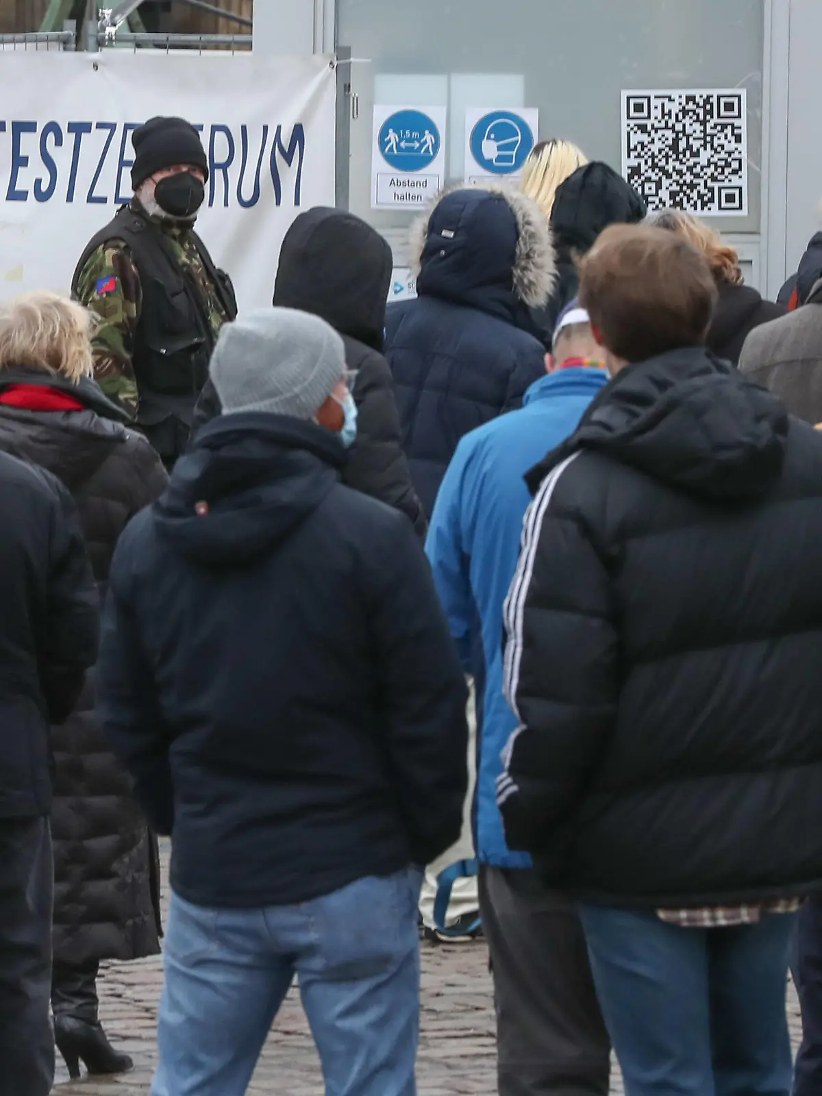  Niedersachsen, Hannover, Ab dem heutigen Mittwoch 1. Dezember gilt in der Region Hannover die Corona-Warnstufe 2. Selbst Geimpfte und Genesene benötigen fast überall zusätzlich einen negativen Test. 2G-Plus,lange Schlangen vor den Corona Testzentren, Schnelltestzentrum vor der Oper, *** Lower Saxony, Hanover, As of today, Wednesday 1 December, the Corona warning level 2 applies in the Hanover region Even vaccinated and recovered people need almost everywhere additionally a negative test 2G Plus,long queues in front of the Corona test centres, rapid test centre in front of the opera,