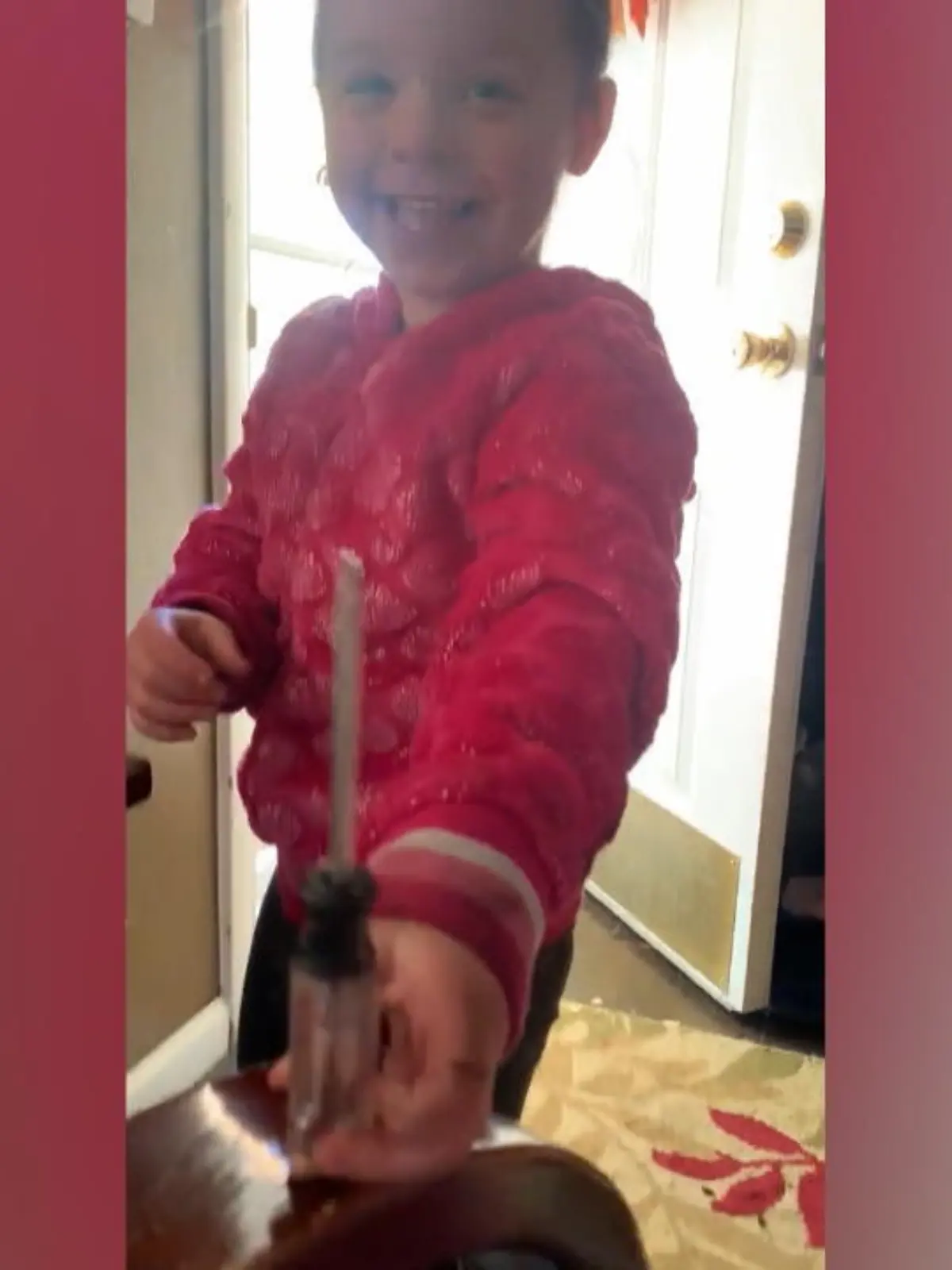 Die Zeichnungen unserer Kinder können uns oft zu Tränen rühren – in diesem Video ist das definitiv auch der Fall, allerdings aus anderen Gründen. Das kleine Mädchen kommt nämlich stolz zu Mama und berichtet ihr, dass sie auf ihr Auto gemalt hat. Anstatt eines Stiftes hat sie allerdings einen Schraubenzieher genommen...den Rest können Sie sich vermutlich denken. Im Video sehen Sie, wie Papa das Ganze einfach hätte vereiteln können. (jbü/mas)