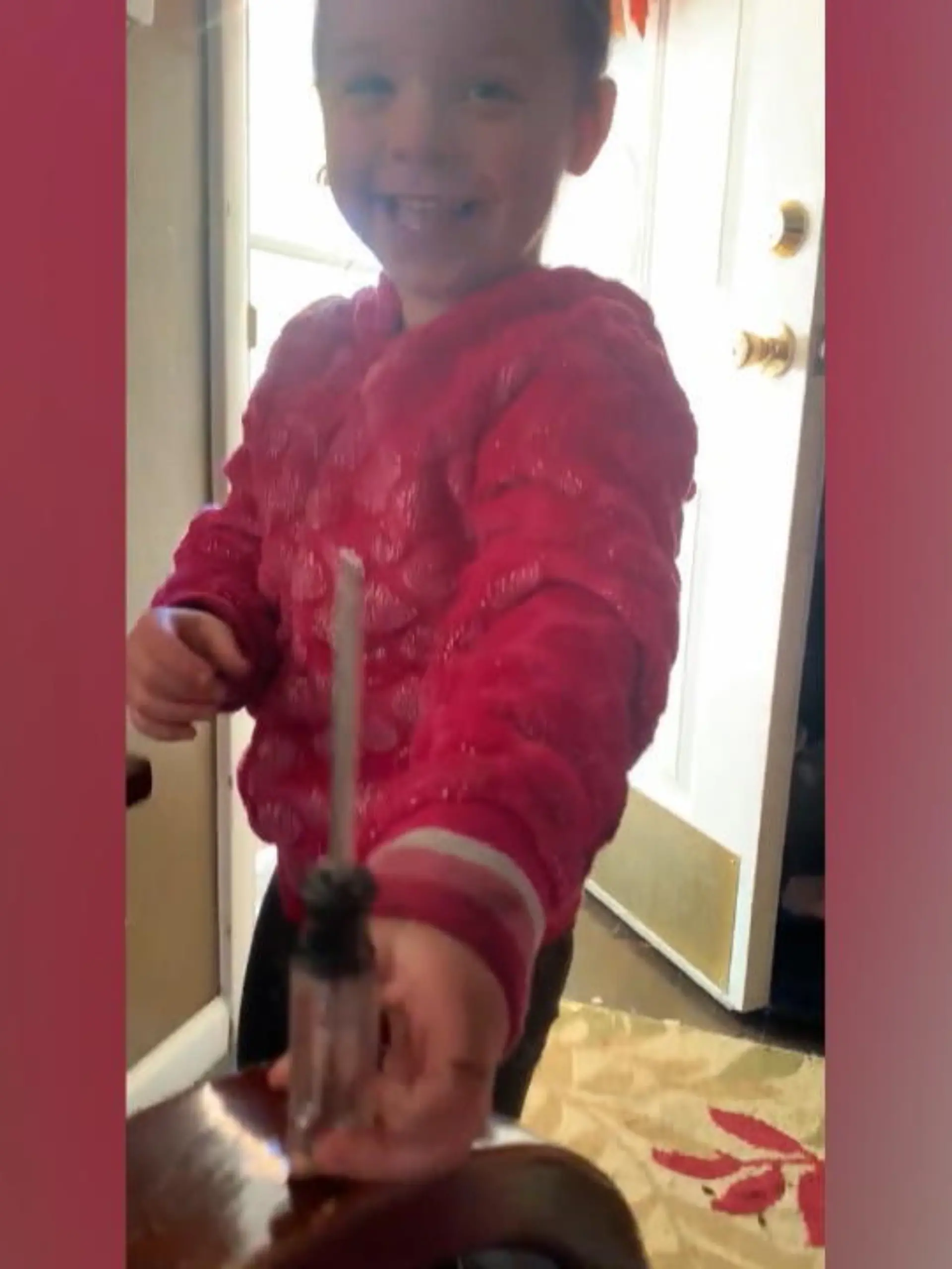 Die Zeichnungen unserer Kinder können uns oft zu Tränen rühren – in diesem Video ist das definitiv auch der Fall, allerdings aus anderen Gründen. Das kleine Mädchen kommt nämlich stolz zu Mama und berichtet ihr, dass sie auf ihr Auto gemalt hat. Anstatt eines Stiftes hat sie allerdings einen Schraubenzieher genommen...den Rest können Sie sich vermutlich denken. Im Video sehen Sie, wie Papa das Ganze einfach hätte vereiteln können. (jbü/mas)