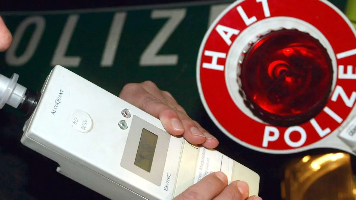 Eine Autofahrerin pustet am 6.12.2003 in Schoenebeck bei einer Verkehrskontrolle der Polizei in ein Alkohol-Atemmessgeraet. Mehrere tausend Autofahrer hat die Polizei in der Nacht zum 6. Dezember in ganz Deutschland kontrolliert. Bei der abgestimmten Gemeinschaftsaktion der Länderpolizeien hätten die Beamten vor allem auf zu schnelles Fahren und auf Alkohol- und Drogenmissbrauch am Steuer geachtet, sagte ein Polizeisprecher. Zu hohe Geschwindigkeit und Alkohol am Steuer sind die Hauptursachen für schwere Unfälle.