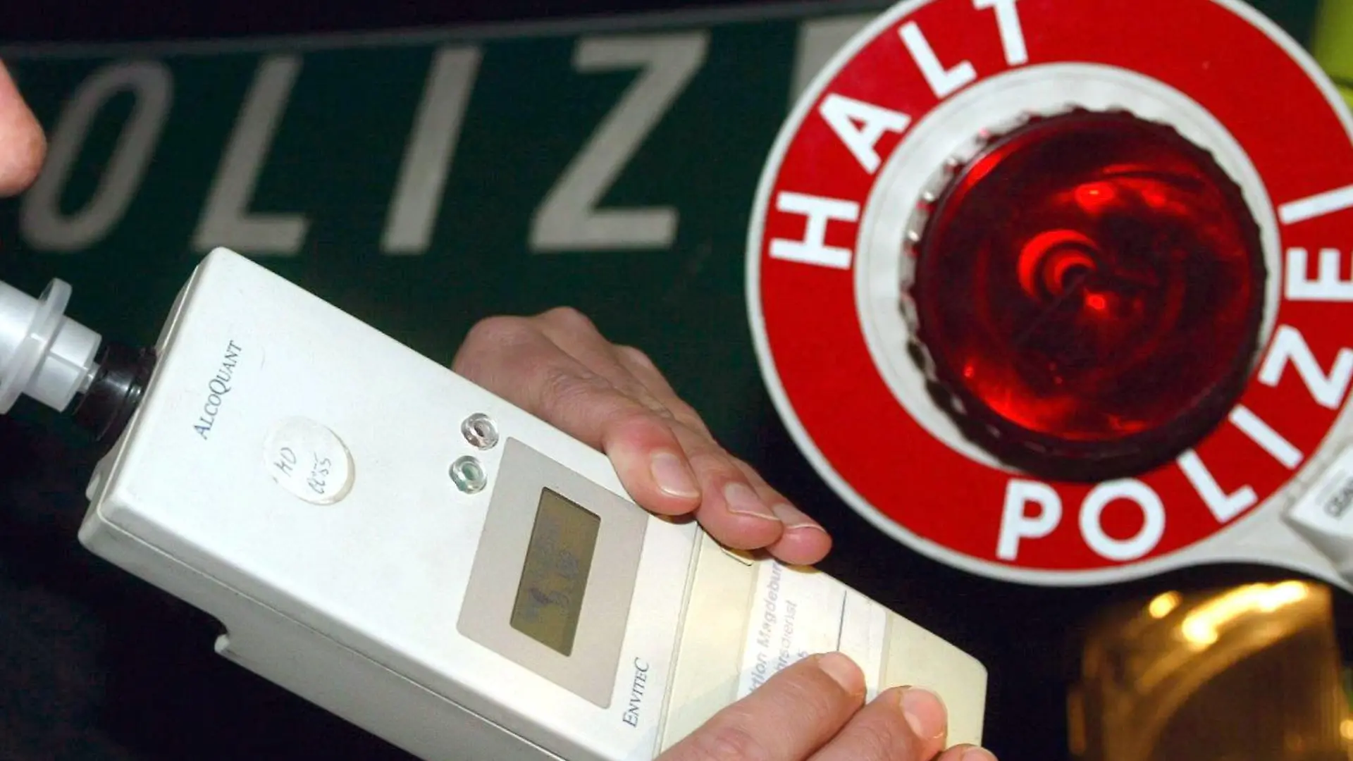 Eine Autofahrerin pustet am 6.12.2003 in Schoenebeck bei einer Verkehrskontrolle der Polizei in ein Alkohol-Atemmessgeraet. Mehrere tausend Autofahrer hat die Polizei in der Nacht zum 6. Dezember in ganz Deutschland kontrolliert. Bei der abgestimmten Gemeinschaftsaktion der Länderpolizeien hätten die Beamten vor allem auf zu schnelles Fahren und auf Alkohol- und Drogenmissbrauch am Steuer geachtet, sagte ein Polizeisprecher. Zu hohe Geschwindigkeit und Alkohol am Steuer sind die Hauptursachen für schwere Unfälle.