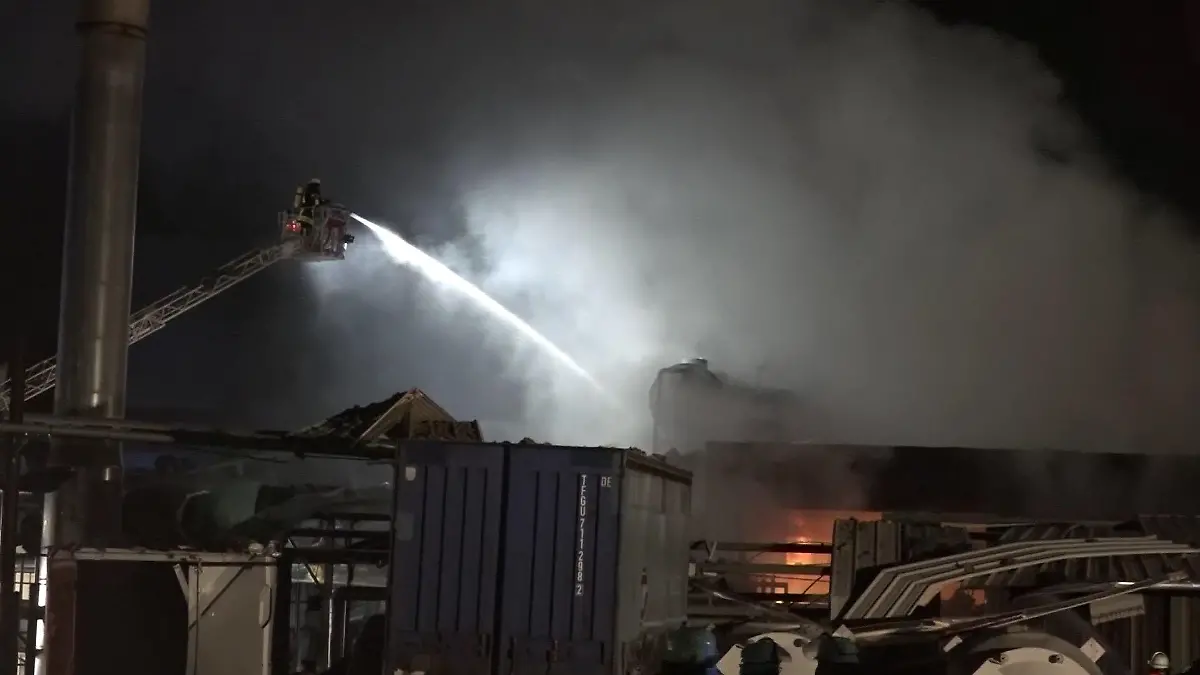 Feuerwehrleute auf Leiter löschen Brand