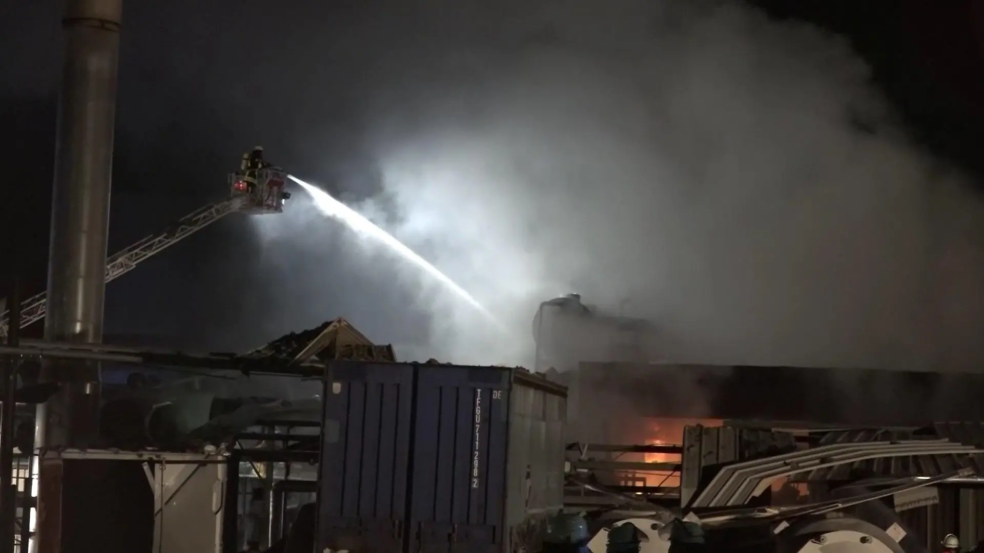 Feuerwehrleute auf Leiter löschen Brand