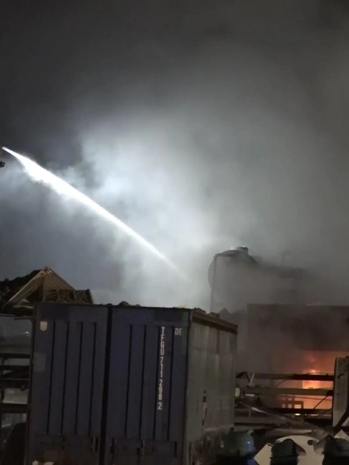 Feuerwehrleute auf Leiter löschen Brand