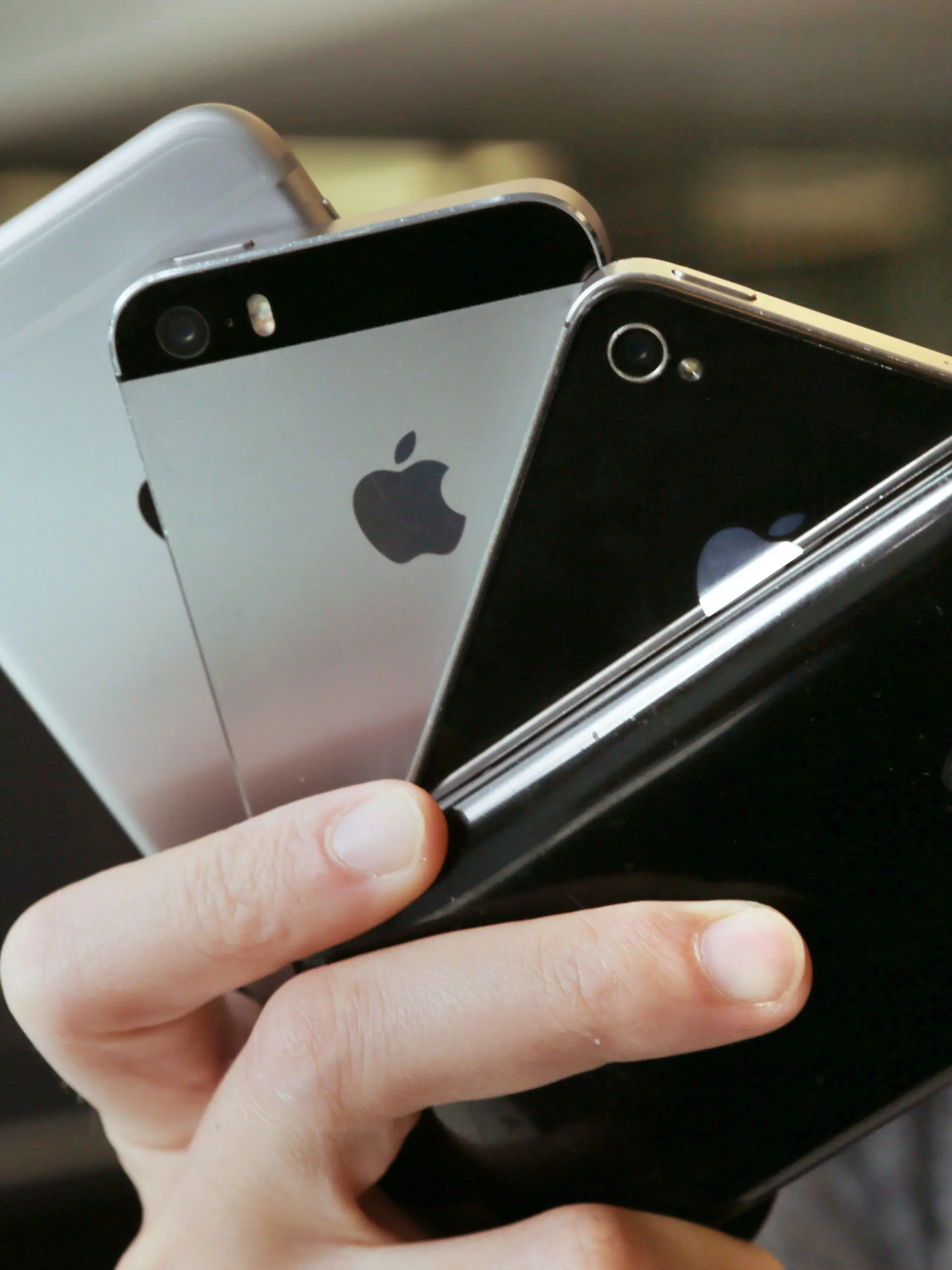 ARCHIV - ILLUSTRATION - Eine junge Frau hält am 12.09.2017 in Berlin iPhone-Handys verschiedener Generationen der Marke Apple in der Hand. (zu dpa «Erste US-Verbraucher verklagen Apple wegen iPhone-Drosselung» vom 22.12.2017) Foto: Fernando Gutierrez-Juarez/dpa-Zentralbild/dpa +++(c) dpa - Bildfunk+++
