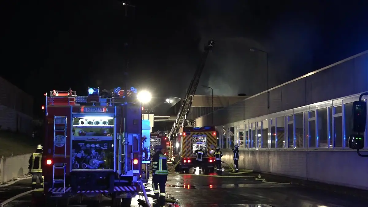 Feuerwehrleute und Feuerwehrauto