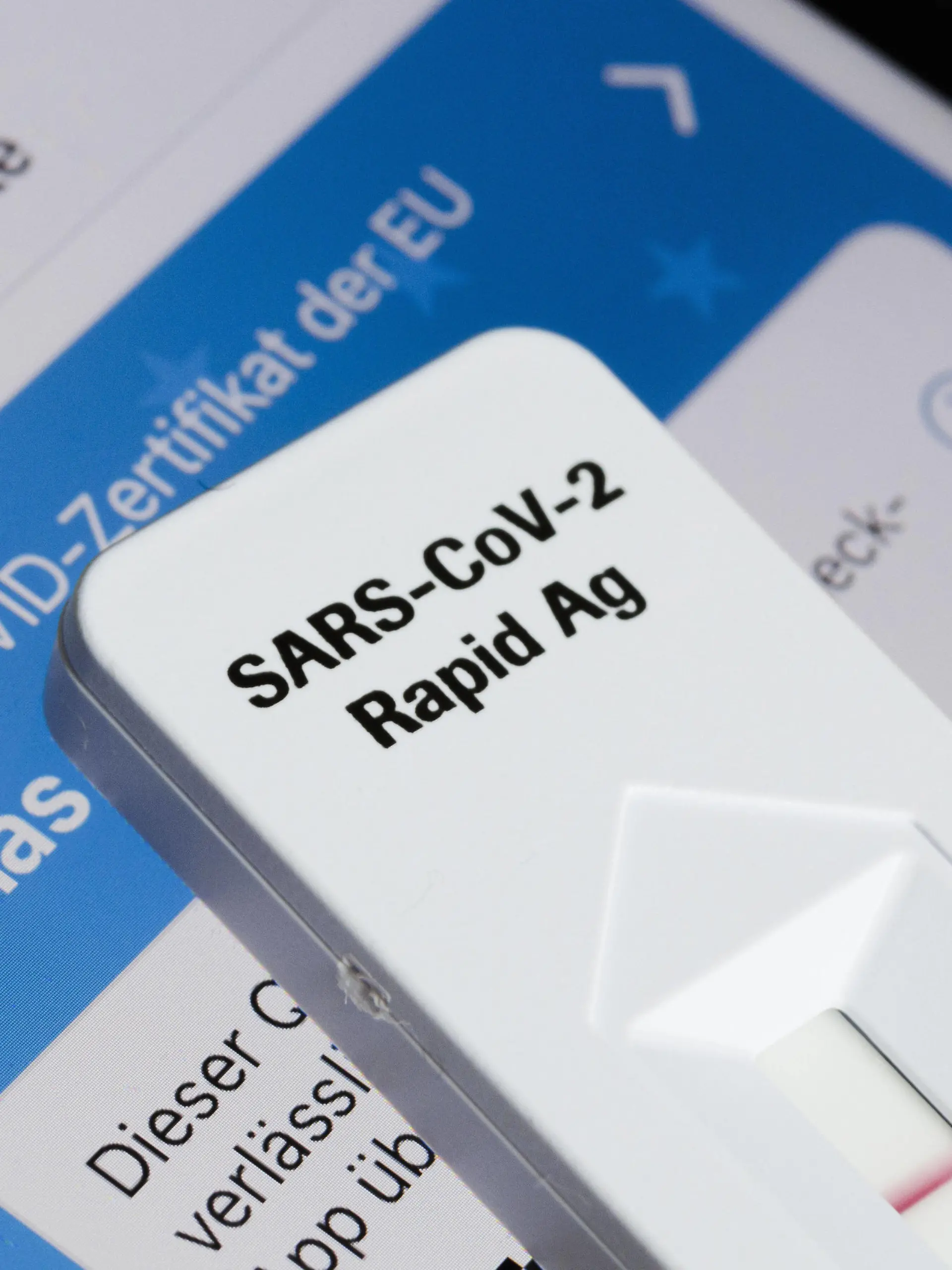  Ein negativer SARS-CoV-2 Rapid Ag Antigen Schnelltest liegt einem Smartphone, welches ein digitales COVID-Zertifikat der EU anzeigt. Berlin, 03.11.2021 Berlin Deutschland *** A negative SARS CoV 2 Rapid Ag Antigen rapid test is on a smartphone displaying an EU digital COVID certificate Berlin, 03 11 2021 Berlin Germany Copyright: xThomasxTrutschel/photothek.dex