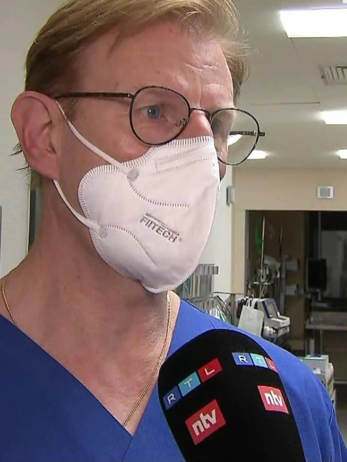 Oberarzt Dr. Rolf Lamberts berichtet von der Lage auf der Intensivstation im Klinikum Groß-Gerau.