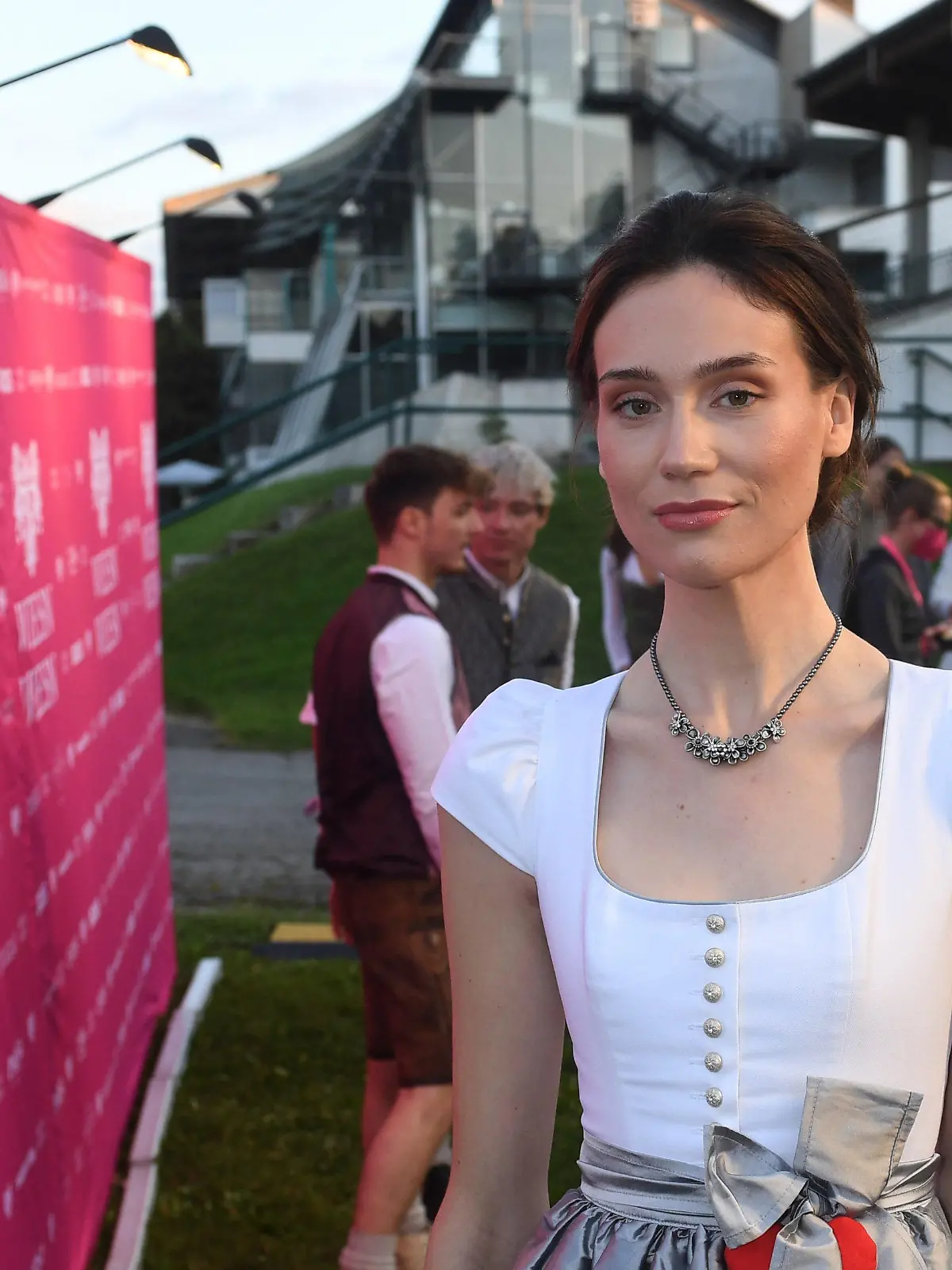 ARCHIV - 17.09.2021, Bayern, München: Die Tochter von Bayerns Ministerpräsidenten Söder, Gloria-Sophie Burkandt, nimmt an der «Wiesn Wiesn Charity Night», die unter dem Motto «Ich liebe das Leben» in der Käfer Alm an der Galopprennbahn München gefeiert wird. (zu dpa "Söders Tochter liebäugelt mit Einstieg in die Politik") Foto: Felix Hörhager/dpa +++ dpa-Bildfunk +++