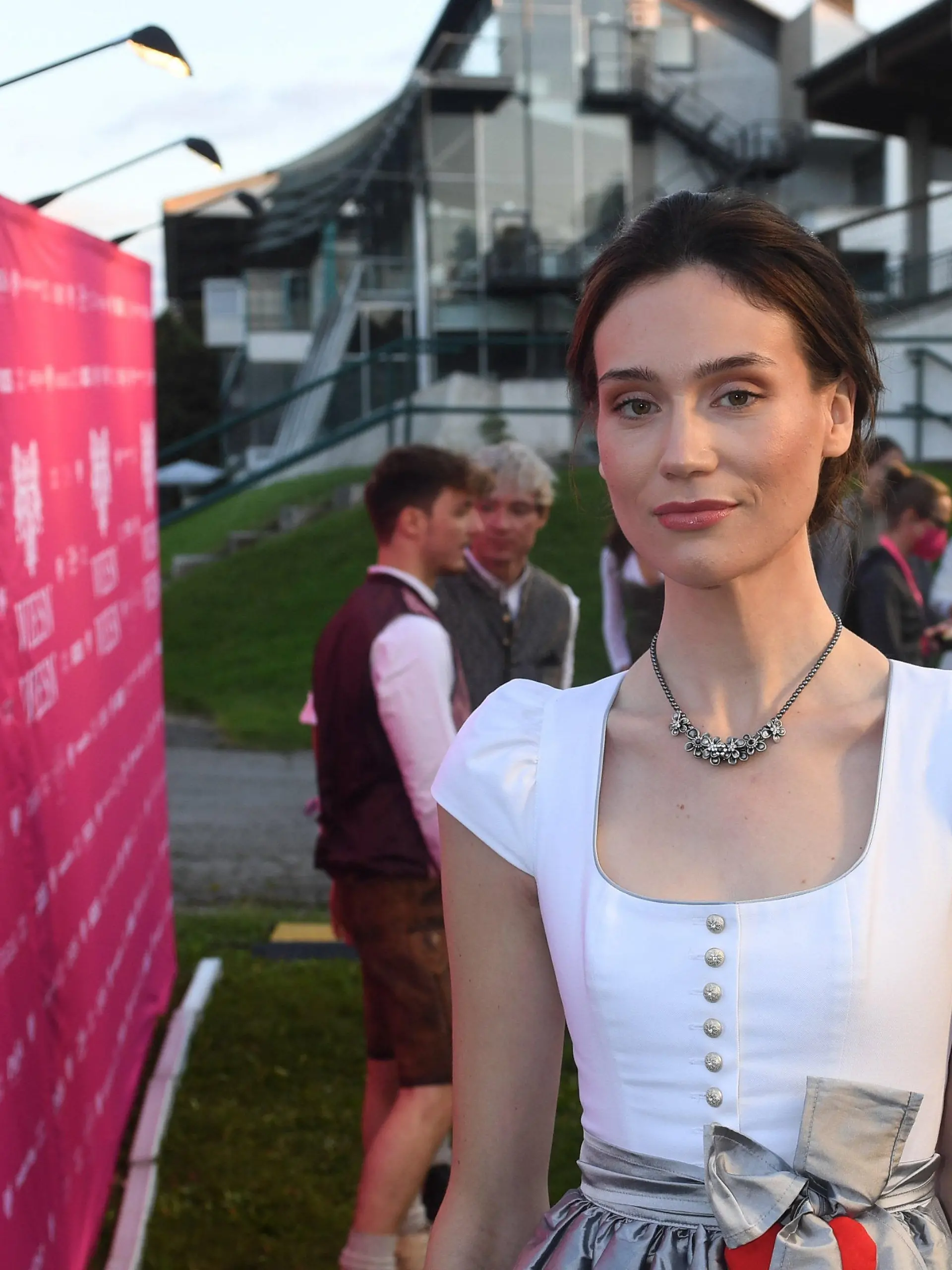 ARCHIV - 17.09.2021, Bayern, München: Die Tochter von Bayerns Ministerpräsidenten Söder, Gloria-Sophie Burkandt, nimmt an der «Wiesn Wiesn Charity Night», die unter dem Motto «Ich liebe das Leben» in der Käfer Alm an der Galopprennbahn München gefeiert wird. (zu dpa "Söders Tochter liebäugelt mit Einstieg in die Politik") Foto: Felix Hörhager/dpa +++ dpa-Bildfunk +++