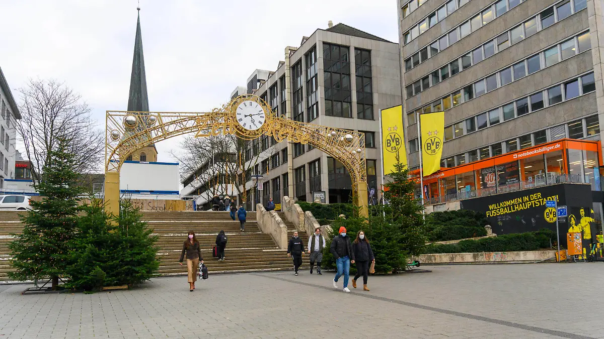 Auf dem Dortmunder Weihnachtsmarkt, auf den Wochenmärkten und in bestimmten weiteren Bereichen der City gilt ab Donnerstag den 25. November wieder eine Maskenpflicht. Dortmund, 24.11.2021 *** At the Dortmund Christmas market, at the weekly markets and in certain other areas of the city, masks will again be compulsory from Thursday 25 November Dortmund, 24 11 2021 Foto:xD.xAnoraganingrumx/xFuturexImage