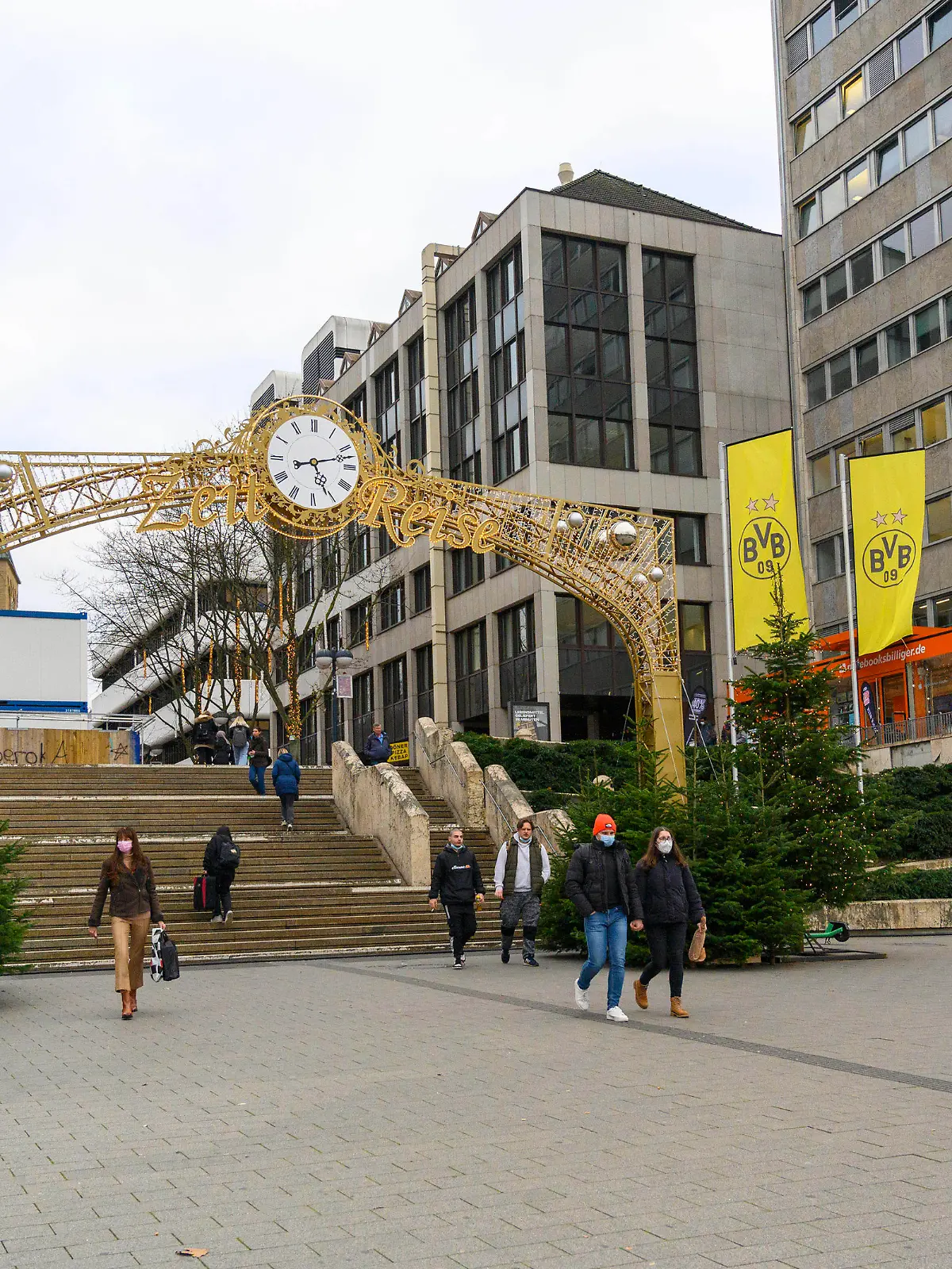  Auf dem Dortmunder Weihnachtsmarkt, auf den Wochenmärkten und in bestimmten weiteren Bereichen der City gilt ab Donnerstag den 25. November wieder eine Maskenpflicht. Dortmund, 24.11.2021 *** At the Dortmund Christmas market, at the weekly markets and in certain other areas of the city, masks will again be compulsory from Thursday 25 November Dortmund, 24 11 2021 Foto:xD.xAnoraganingrumx/xFuturexImage