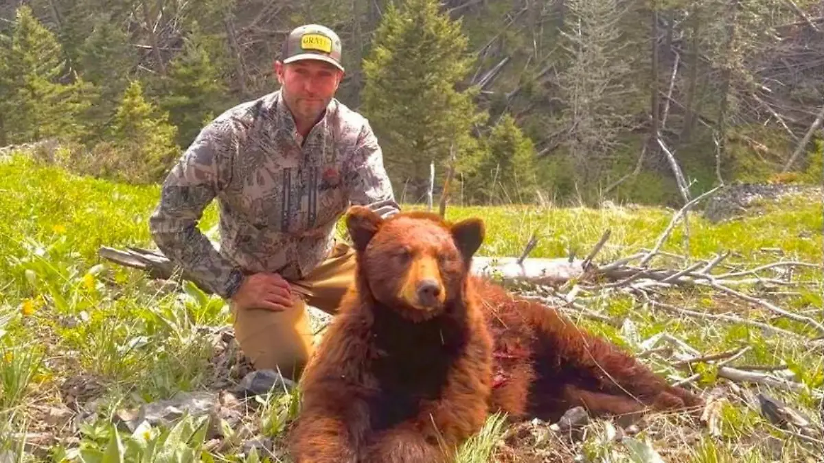 Jay Cutler posiert stolz neben einem toten Bären