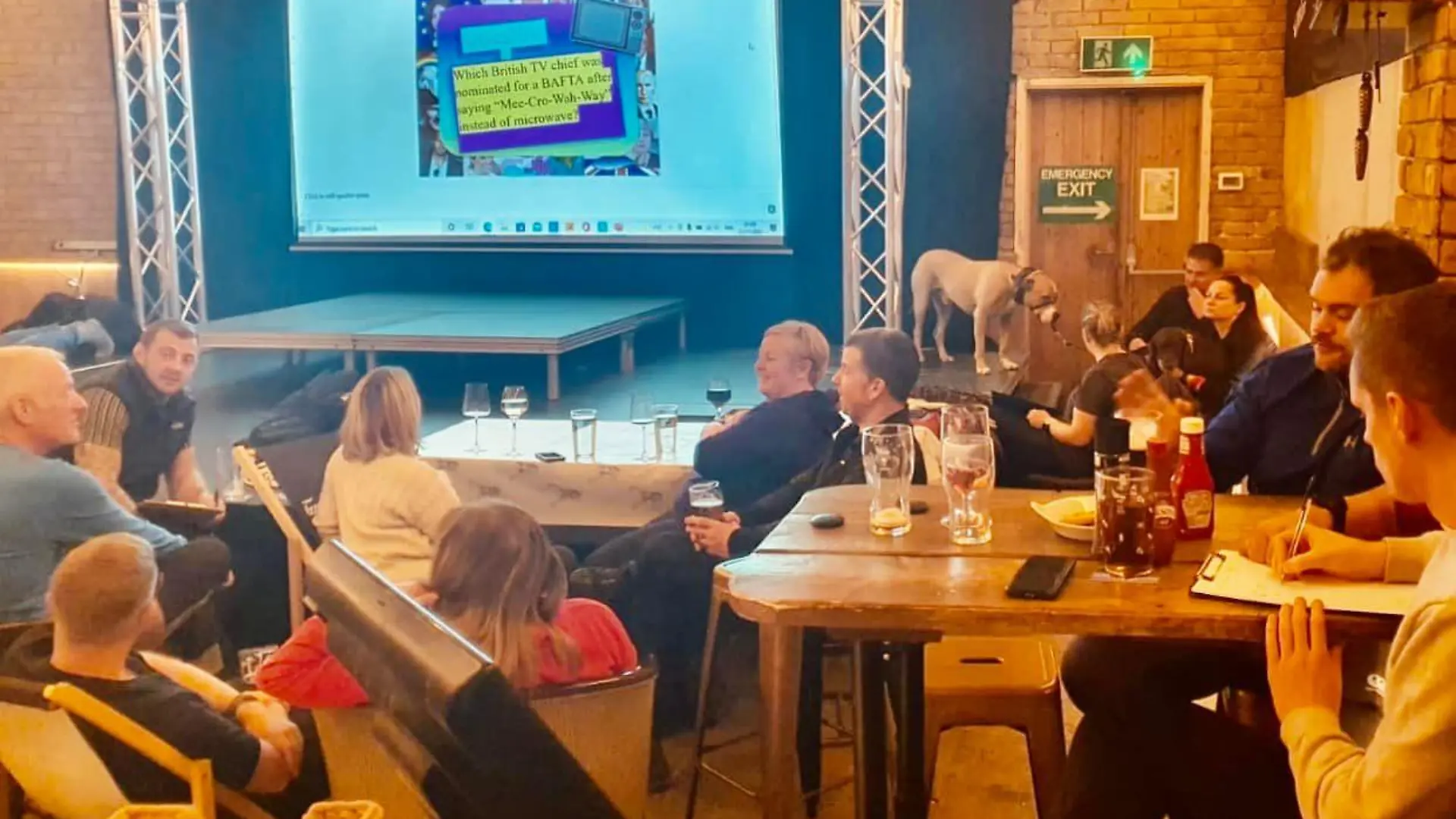 HANDOUT - 28.11.2021, Großbritannien, Richmond: Gäste des eingeschneiten Pub "Tan Hill Inn" im nordenglischen Nationalpark Yorkshire Dales nehmen an einem Quiz teil (undatiert). Wegen Schnee und Wind am Wochenende haben Besucher dieses Pubs in Nordengland eine dritte Nacht in der Kneipe verbringen müssen. Wie die Wirtin des Tan Hill Inn, N.Townsend, am Montagmorgen, 29.11.2021 im BBC-Radio sagte, sei noch unklar, wann die Straße zum Pub wieder freigeräumt werden könne. Foto: The Tan Hill Inn/PA Media/dpa - ACHTUNG: Nur zur redaktionellen Verwendung und nur mit vollständiger Nennung des vorstehenden Credits +++ dpa-Bildfunk +++