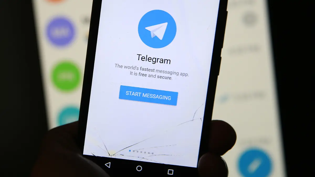 ARCHIV - 23.06.2017, Russland, St. Petersburg: Der Messengerdienst Telegram ist auf dem Display eines Smartphones zu sehen. Rechtsextremismus und Drogenhandel: Wissenschaftler haben bei der Untersuchung des Messengerdienstes Telegram reihenweise Rechtsverstöße entdeckt. (zu dpa «Forscher finden zahlreiche illegale Aktivitäten bei Telegram») Foto: Sergei Konkov/TASS/dpa +++ dpa-Bildfunk +++
