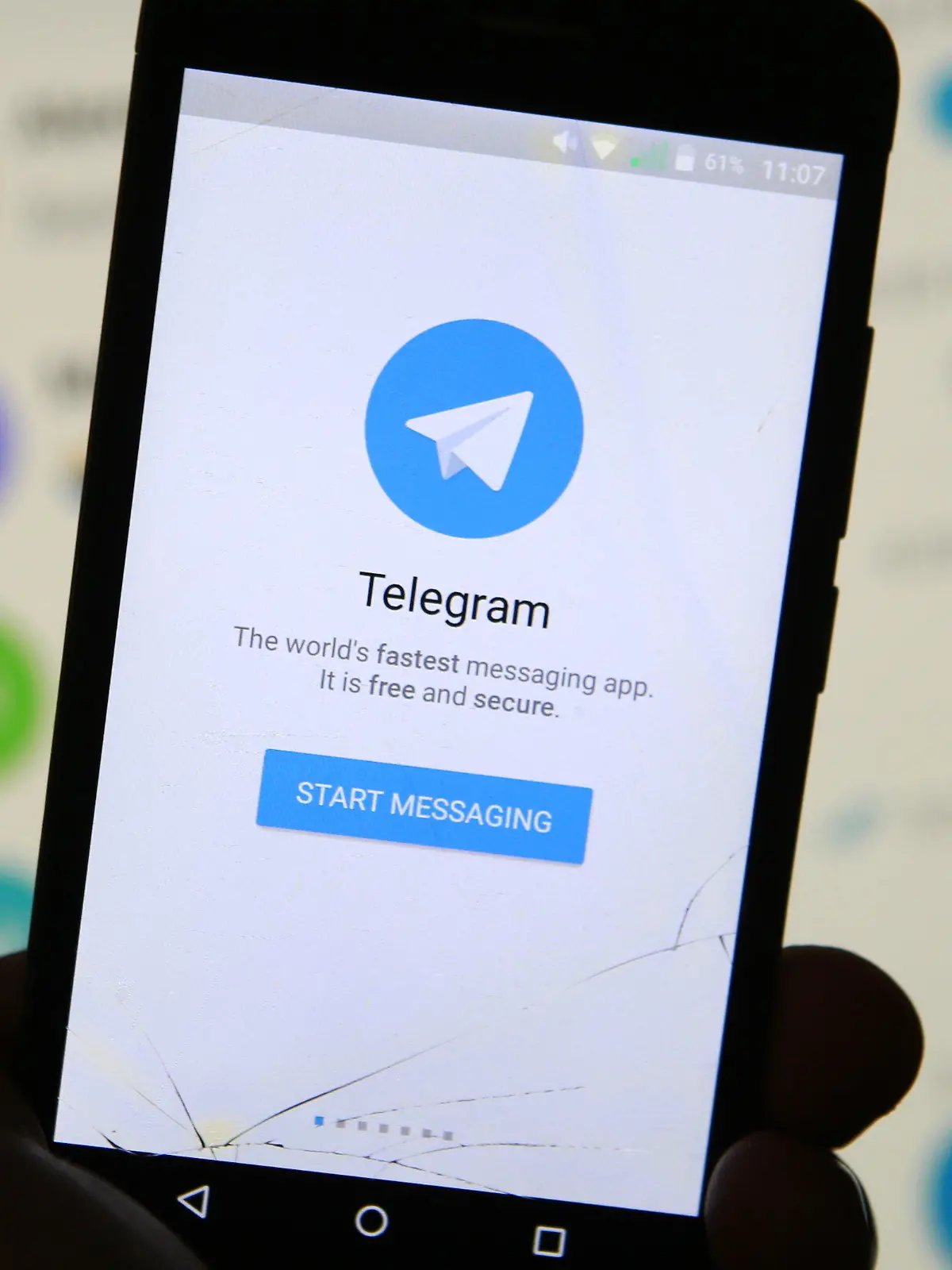 ARCHIV - 23.06.2017, Russland, St. Petersburg: Der Messengerdienst Telegram ist auf dem Display eines Smartphones zu sehen. Rechtsextremismus und Drogenhandel: Wissenschaftler haben bei der Untersuchung des Messengerdienstes Telegram reihenweise Rechtsverstöße entdeckt. (zu dpa «Forscher finden zahlreiche illegale Aktivitäten bei Telegram») Foto: Sergei Konkov/TASS/dpa +++ dpa-Bildfunk +++