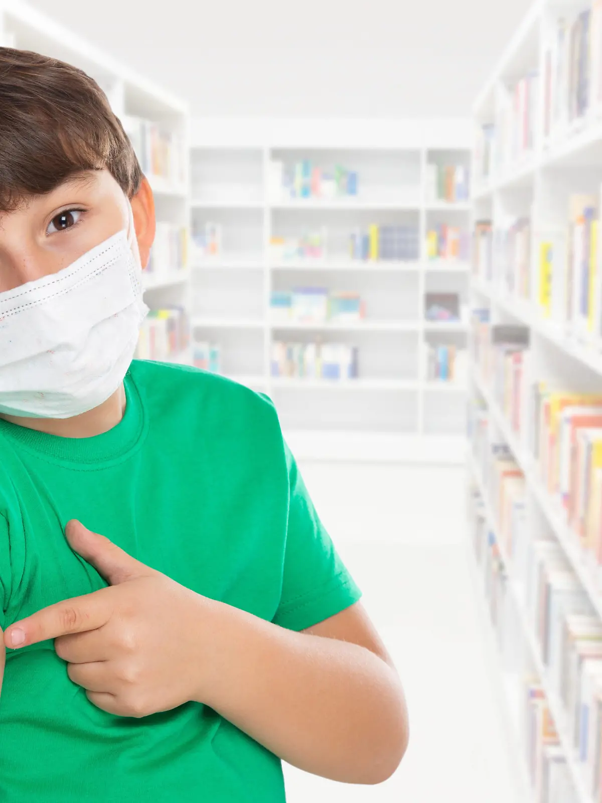Kind Junge zeigt mit Finger auf Pflaster in der Schule bei Kinder Impfung impfen Maske gegen Coronavirus Corona Virus Textfreiraum Copyspace Stuttgart, Deutschland - 6. November 2021: Kind Junge zeigt mit Finger auf Pflaster in der Schule bei Kinder Impfung impfen Maske gegen Coronavirus Corona Virus Textfreiraum Copyspace in Stuttgart, Deutschland. *** Child Boy Pointing Finger On Plaster In School At Children Vaccination Mask Against Coronavirus Corona Virus Text Free Space Copyspace Stuttgart, Germany 6 November 2021 Child Boy Pointing Finger On Plaster In School At Children Vaccination Mask Against Coronavirus Corona Virus Text Free Space Copyspace in Stuttgart, Germany 