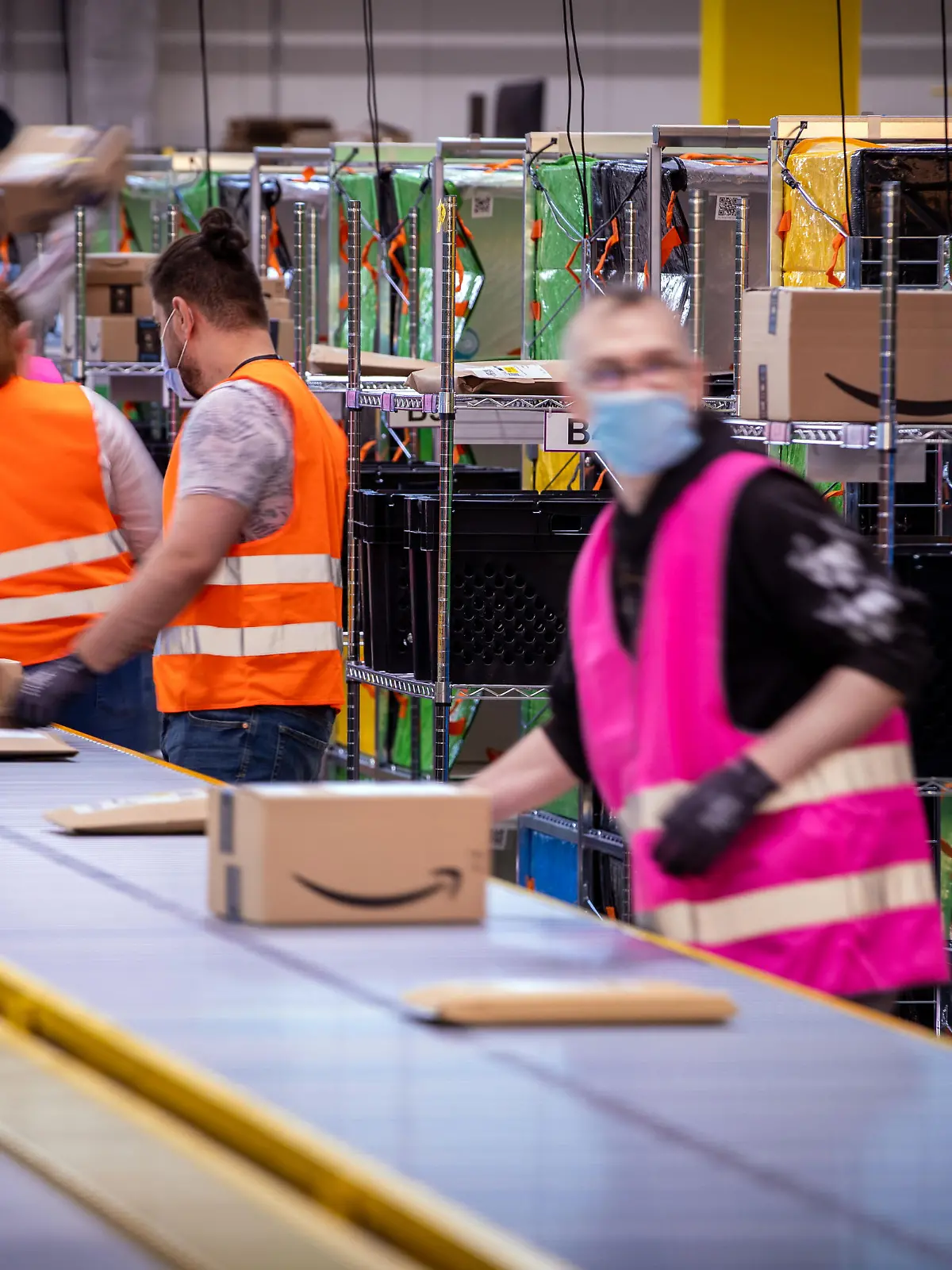 Mitarbeiter sortieren Paketsendungen des Online-Händlers Amazon im neuen Verteilzentrum. Das zweite Verteilzentrum des Händlers in Mecklenburg-Vorpommern wird heute offiziell eröffnet. Laut Betreiber werden hier täglich etwa 10.000 Pakete aus europäischen Logistik- und Sortierzentren entladen und den Zustellfahrzeuge zugeordnet.