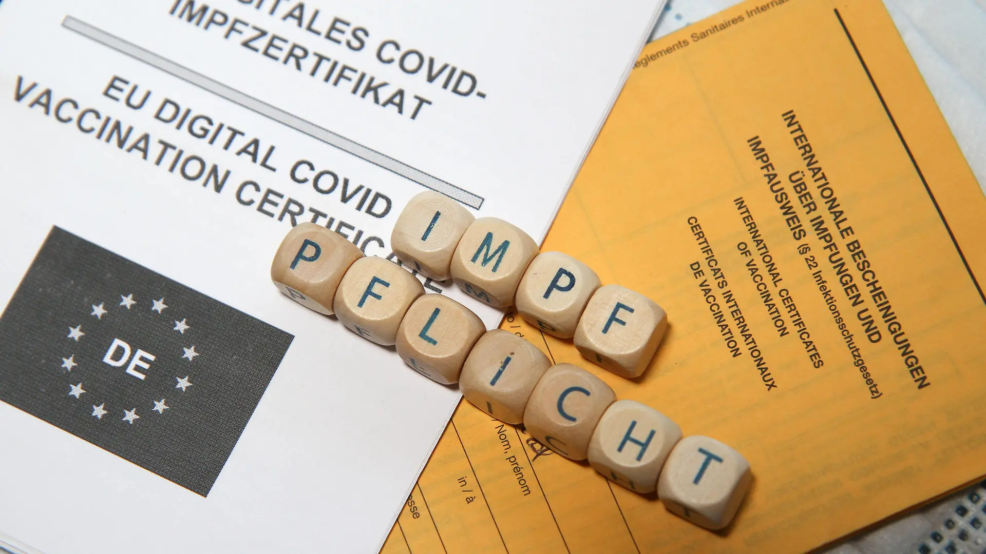 Winden Themenbild - Impfpflicht, Corona, Impfpass, Schutzimpfung, Buchstabenspiel mit Impfspritze Themenbild - Impfpflicht, Corona, Impfpass, Schutzimpfung, Buchstabenspiel mit Impfspritze Buchstabenspiel, Impfpflicht. Eine Coronaspritze, Impfspritze liegt neben dem Wort Impfpflicht auf einem Impfpass, EU Digitales Covid-Impfzertifikat, internationale Impfbescheinigung, Vaccination Certificate *** Wind Theme Picture Vaccination Duty, Corona, Vaccination Certificate, Vaccination, Letter Game with Vaccination Syringe Theme Picture Vaccination Duty, Corona, Vaccination Certificate, Vaccination, Letter Game with Vaccination Syringe Letter Game, Vaccination Duty A Corona Syringe, Vaccination Syringe lies next to the word Vaccination Duty on Copyright: xFleigx/xEibner-Pressefotox EP_dfg