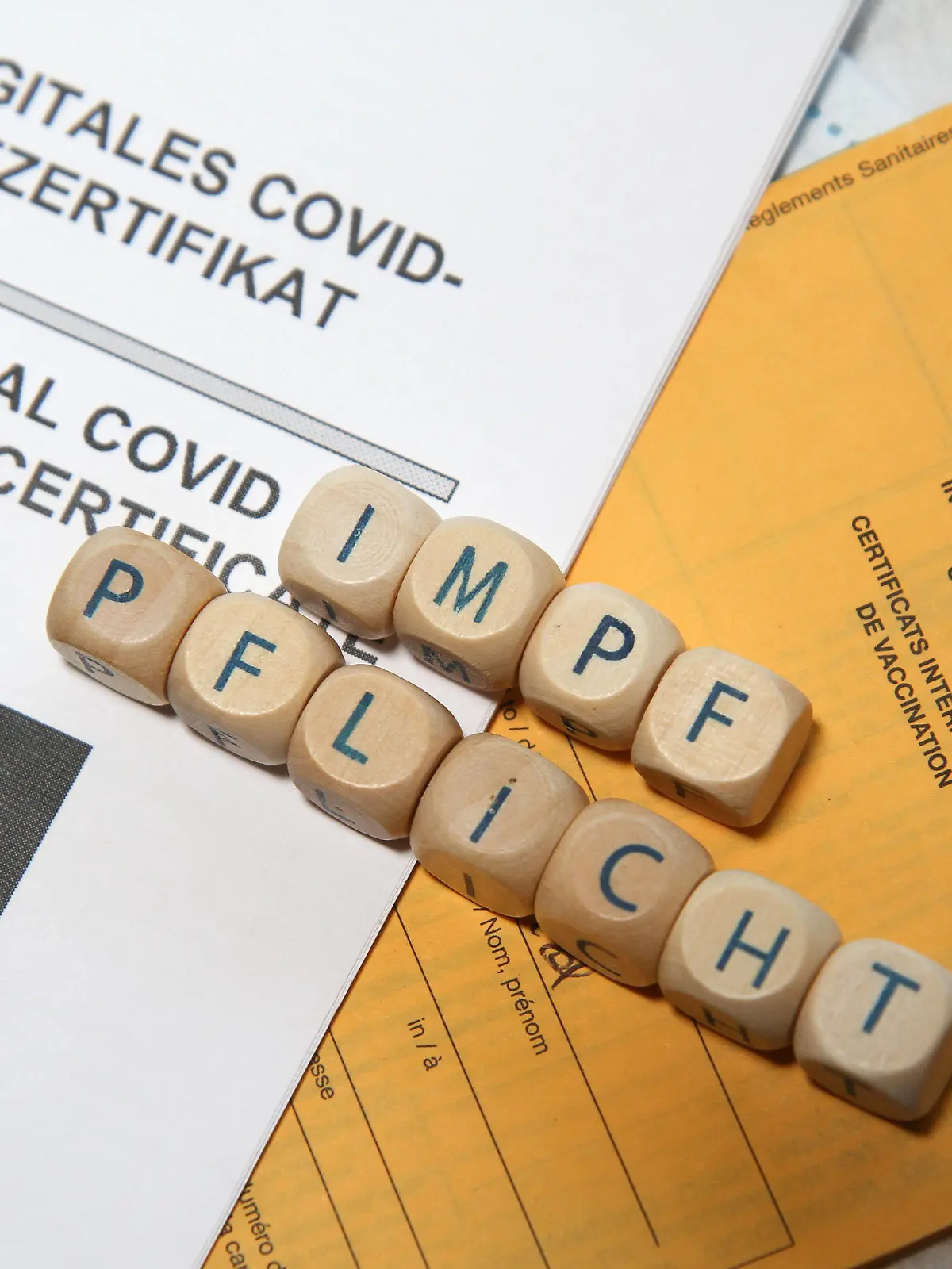  Winden Themenbild - Impfpflicht, Corona, Impfpass, Schutzimpfung, Buchstabenspiel mit Impfspritze Themenbild - Impfpflicht, Corona, Impfpass, Schutzimpfung, Buchstabenspiel mit Impfspritze Buchstabenspiel, Impfpflicht. Eine Coronaspritze, Impfspritze liegt neben dem Wort Impfpflicht auf einem Impfpass, EU Digitales Covid-Impfzertifikat, internationale Impfbescheinigung, Vaccination Certificate *** Wind Theme Picture Vaccination Duty, Corona, Vaccination Certificate, Vaccination, Letter Game with Vaccination Syringe Theme Picture Vaccination Duty, Corona, Vaccination Certificate, Vaccination, Letter Game with Vaccination Syringe Letter Game, Vaccination Duty A Corona Syringe, Vaccination Syringe lies next to the word Vaccination Duty on Copyright: xFleigx/xEibner-Pressefotox EP_dfg