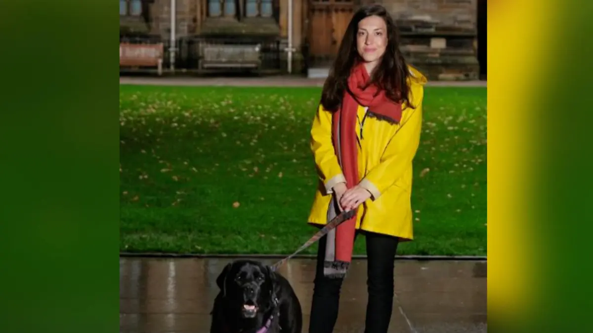 Ilyena Hirskyj-Douglas mit ihrem zehnjährigen Labrador „Zack“.
