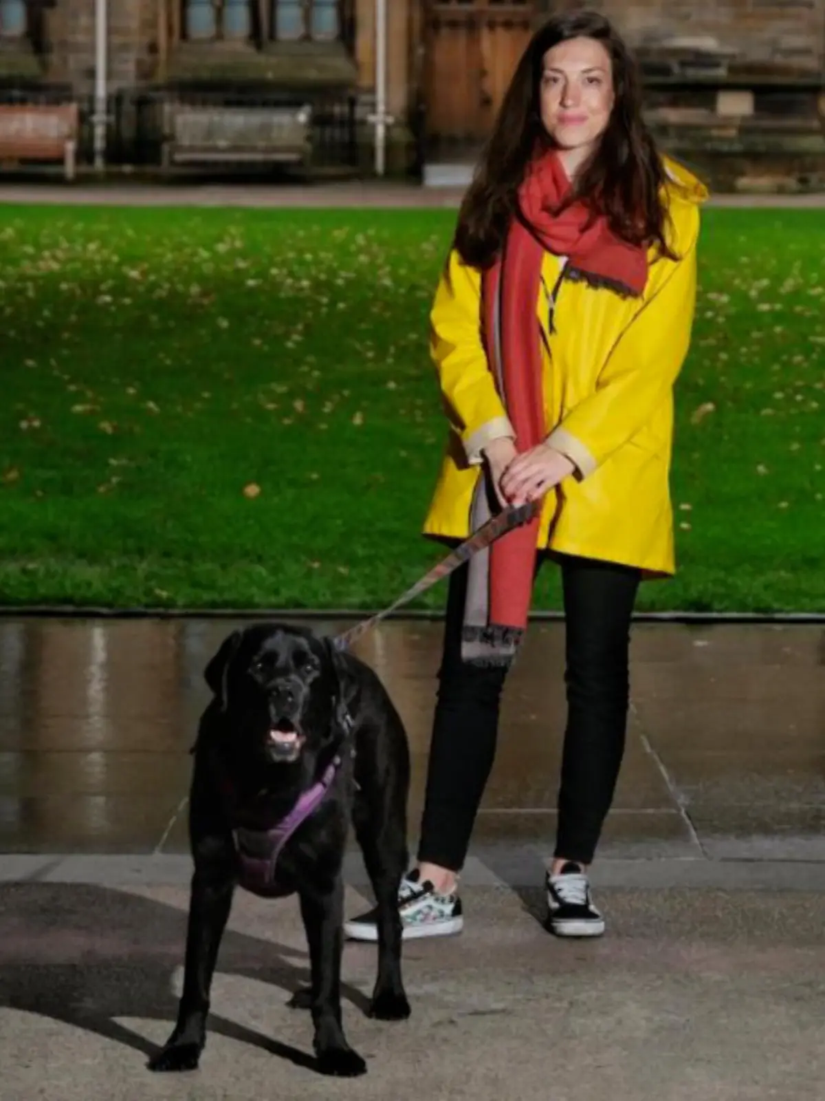 Ilyena Hirskyj-Douglas mit ihrem zehnjährigen Labrador „Zack“.