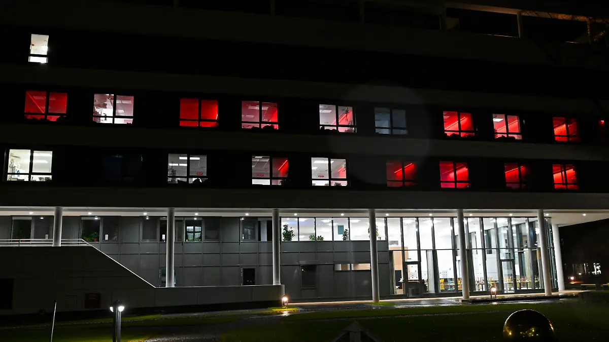 30.11.2021, Bayern, Rosenheim: Zum Schichtwechsel des Personals ist die Zimmerbeleuchtung in der Intensivstation des RoMed-Klinikums Rosenheim für kurze Zeit auf die Farbe Rot eingestellt. Das Klinikum trägt die Hauptlast der Betreuung von Corona-Patienten in Stadt und Landkreis. Foto: Uwe Lein/dpa +++ dpa-Bildfunk +++