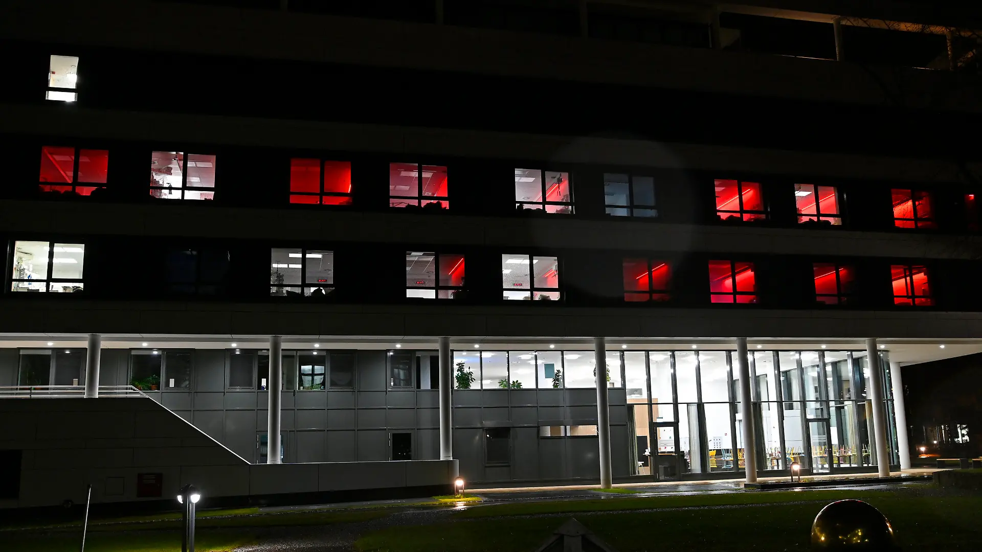 30.11.2021, Bayern, Rosenheim: Zum Schichtwechsel des Personals ist die Zimmerbeleuchtung in der Intensivstation des RoMed-Klinikums Rosenheim für kurze Zeit auf die Farbe Rot eingestellt. Das Klinikum trägt die Hauptlast der Betreuung von Corona-Patienten in Stadt und Landkreis. Foto: Uwe Lein/dpa +++ dpa-Bildfunk +++