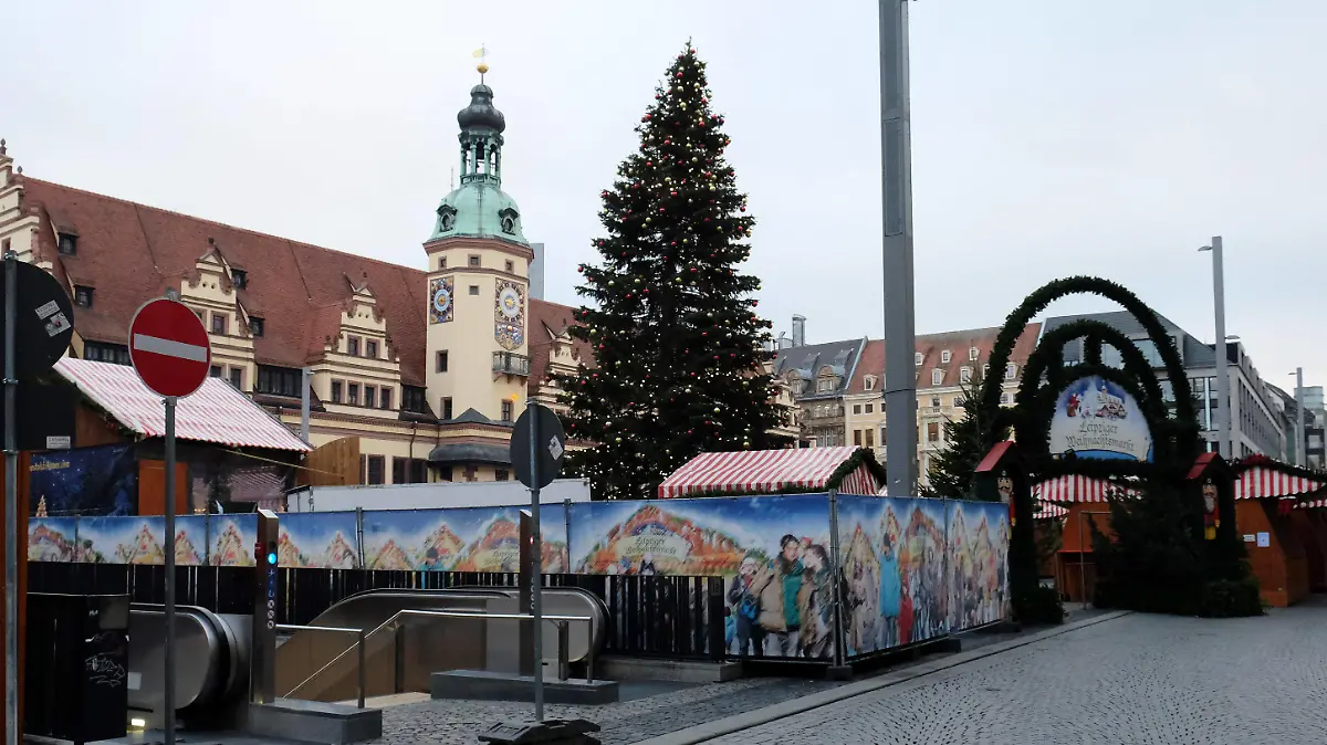 Leipzig, 23.11.2021, Marktplatz mit Altem Rathaus. , Covid-19 kontra Weihnachtsmarkt. Menschenleer. Der traditionelle leipziger Weihnachtsmarkt wird auch in diesem Jahr pandemiebedingt abgesagt. Die bereits aufgebauten Buden wieder abtransportiert. , *** Leipzig, 23 11 2021, Market Square with Old Town Hall , Covid 19 contra Christmas Market Deserted The traditional leipzig Christmas market is cancelled again this year due to pandemic The stalls already set up are taken away again ,