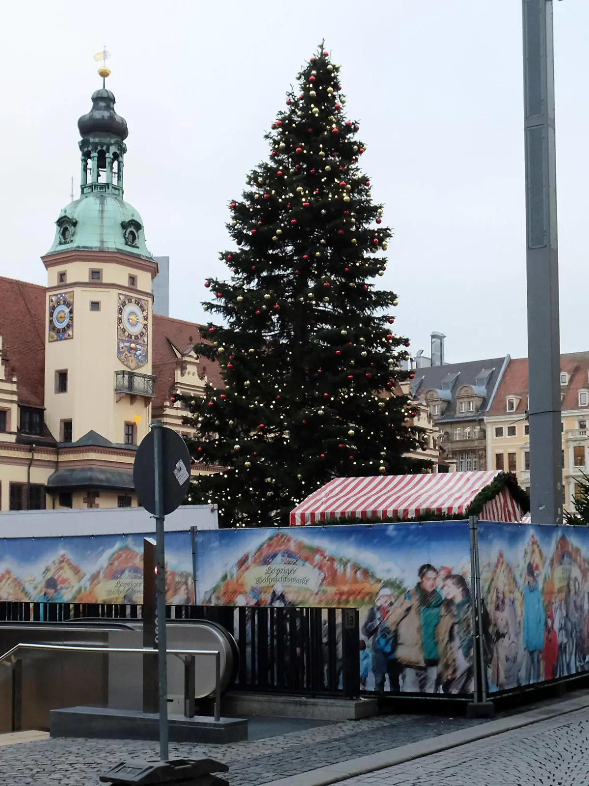  Leipzig, 23.11.2021, Marktplatz mit Altem Rathaus. , Covid-19 kontra Weihnachtsmarkt. Menschenleer. Der traditionelle leipziger Weihnachtsmarkt wird auch in diesem Jahr pandemiebedingt abgesagt. Die bereits aufgebauten Buden wieder abtransportiert. , *** Leipzig, 23 11 2021, Market Square with Old Town Hall , Covid 19 contra Christmas Market Deserted The traditional leipzig Christmas market is cancelled again this year due to pandemic The stalls already set up are taken away again ,
