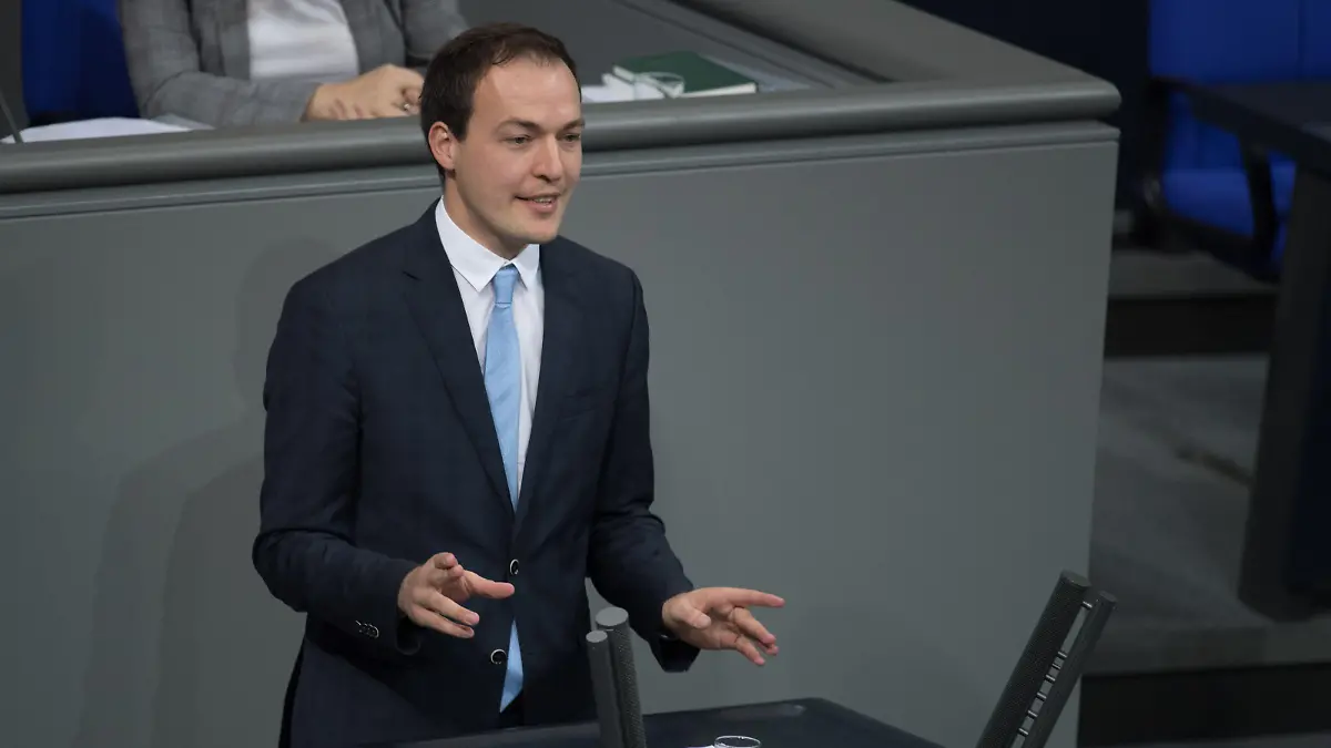 Johannes Huber (AfD) spricht bei der 125. Sitzung des Deutschen Bundestages. Debattiert wird der Tagesordnungspunkt "Änderung der Geschäftsordnung - Petitionen".