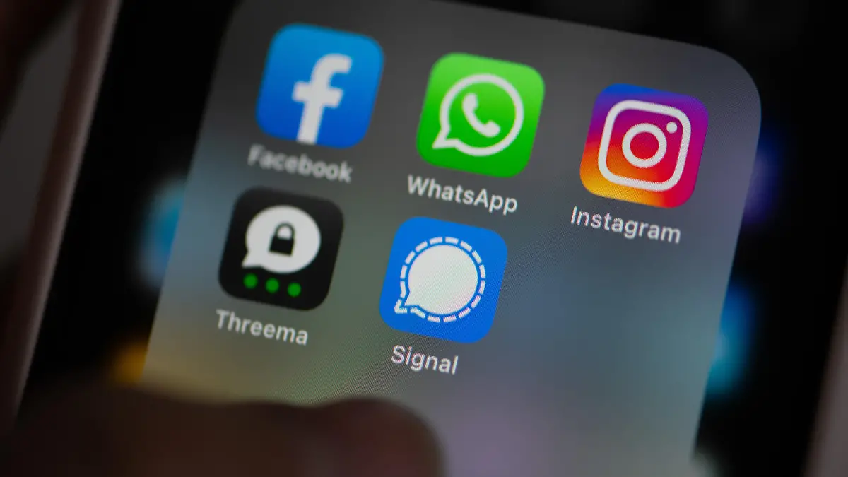 Die Instant-Messaging- und Social Media-Apps: Facebook, WhatsApp, Instagram, Threema und Signal auf einem Smartphone, fotografiert am Donnerstag, 14. Januar 2021, in Zuerich. (KEYSTONE/Christian Beutler)